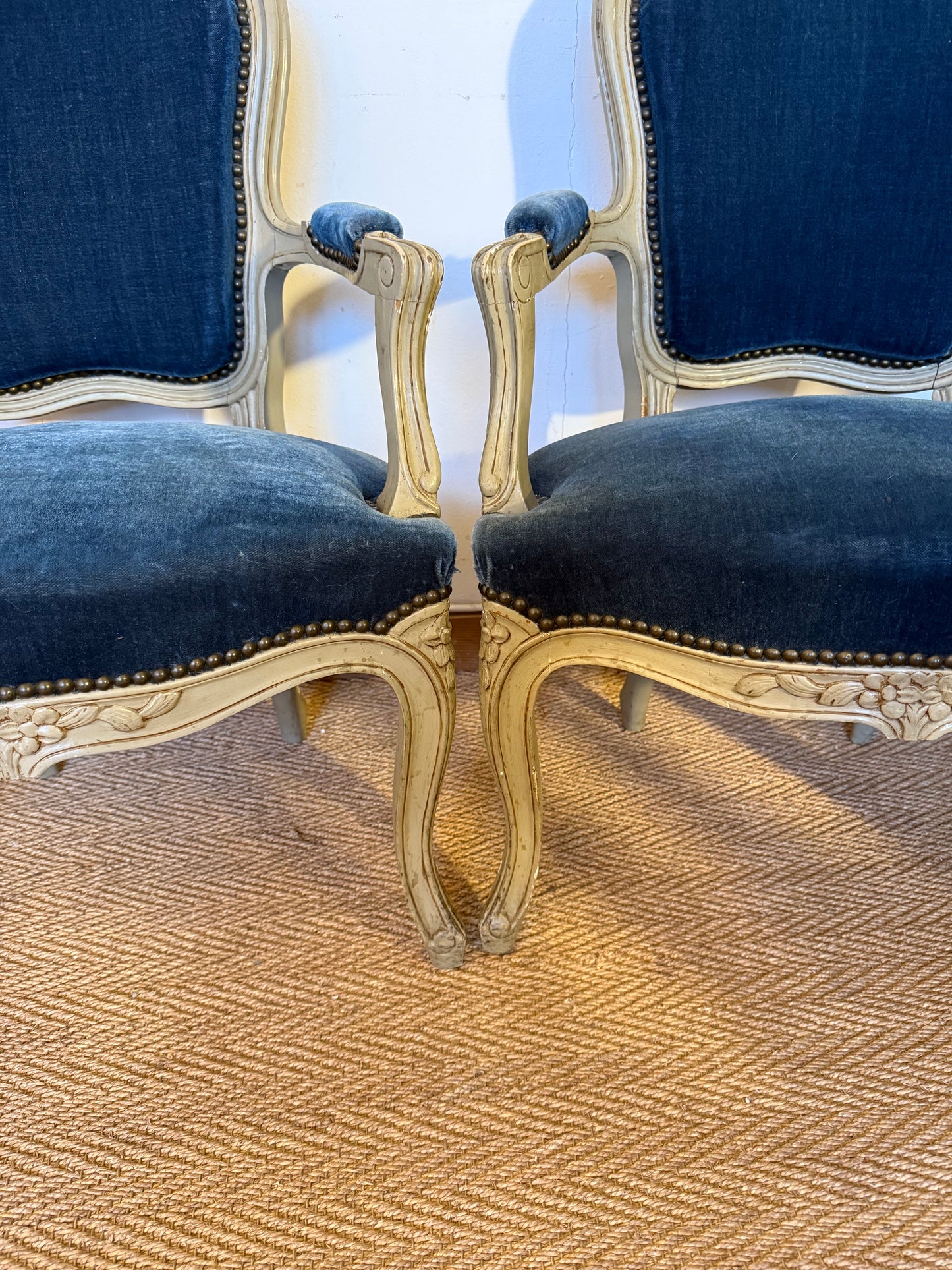 Paire de fauteuils cabriolet style Louis XV