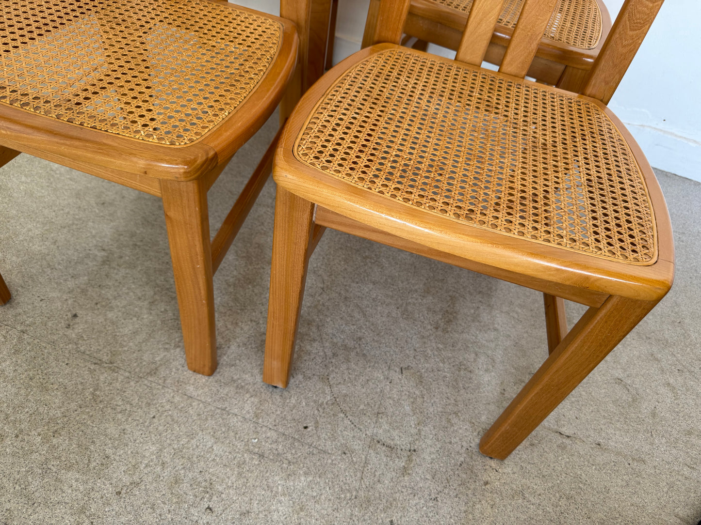 Lot de 4 chaises vintage en orme massif et cannage