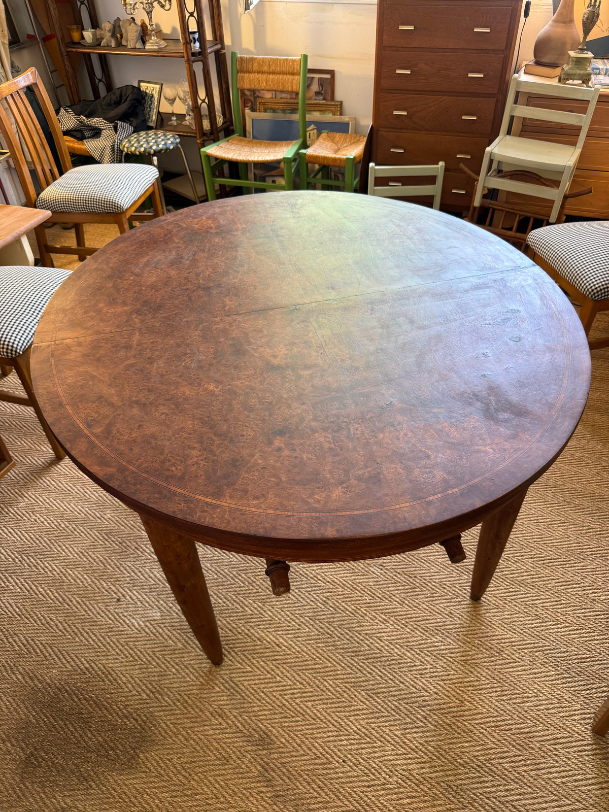 Table à manger ovale extensible en bois et placage en loupe de noyer