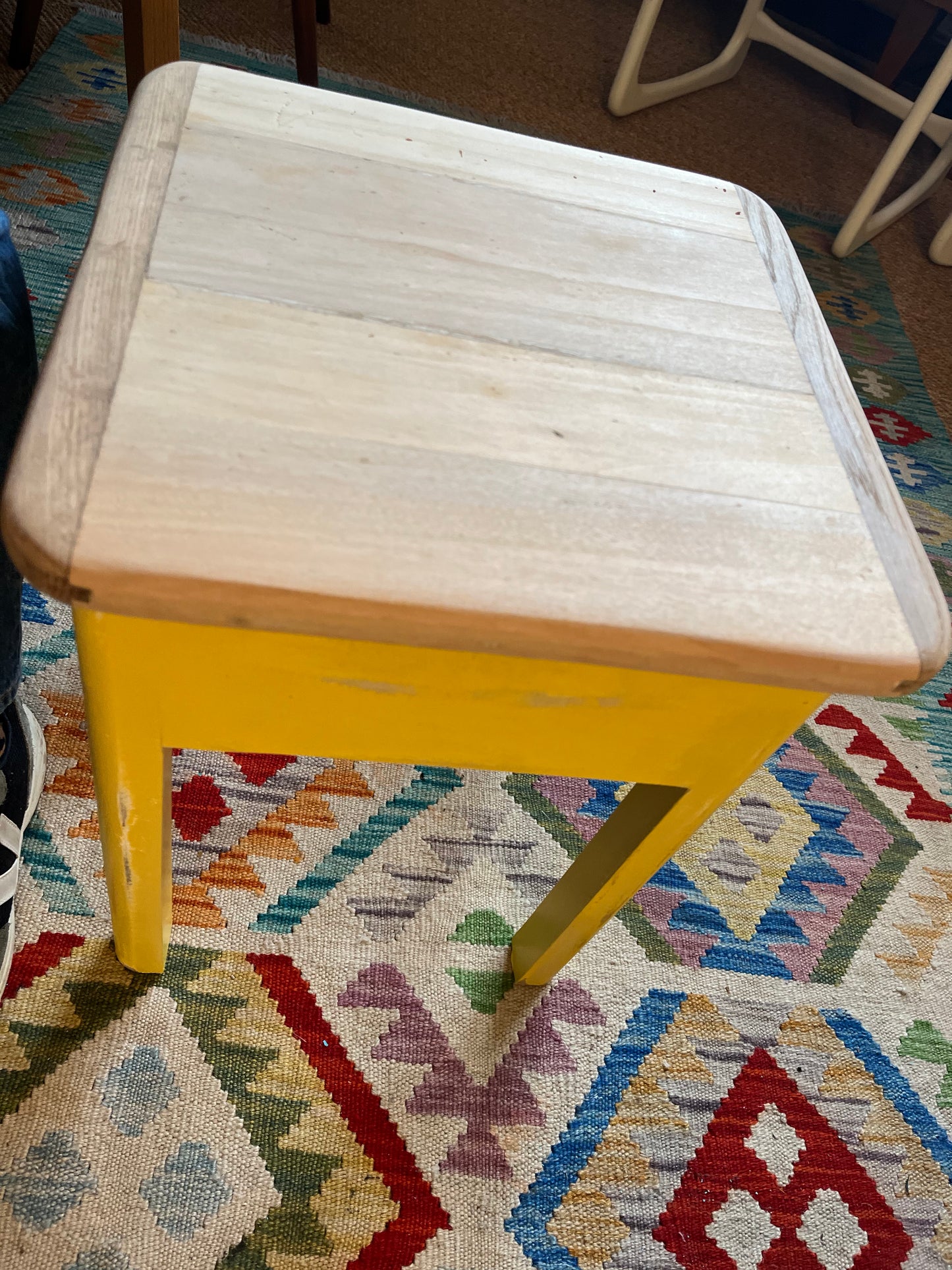 Tabouret coffre vintage en bois patiné jaune