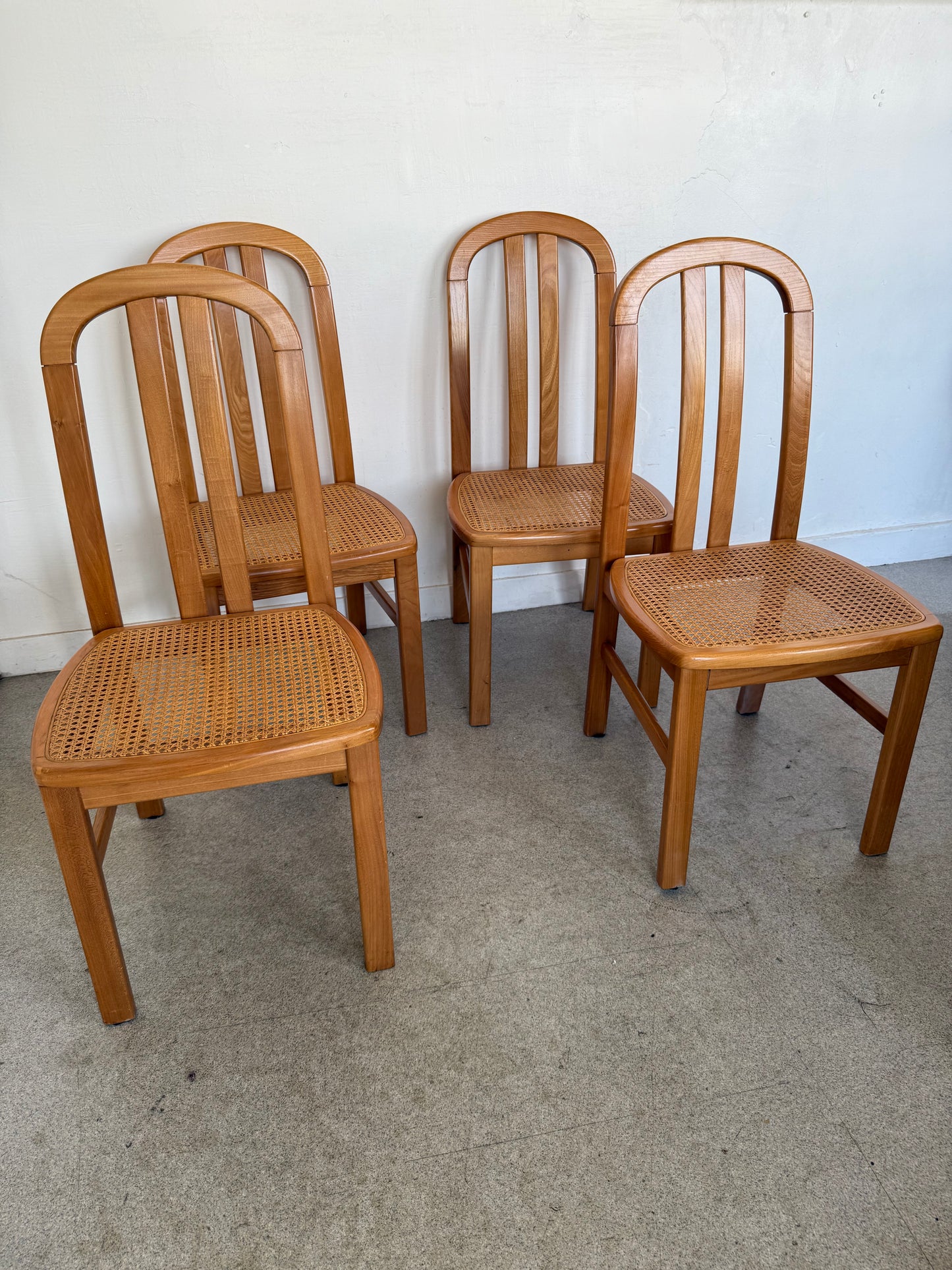Lot de 4 chaises vintage en orme massif et cannage