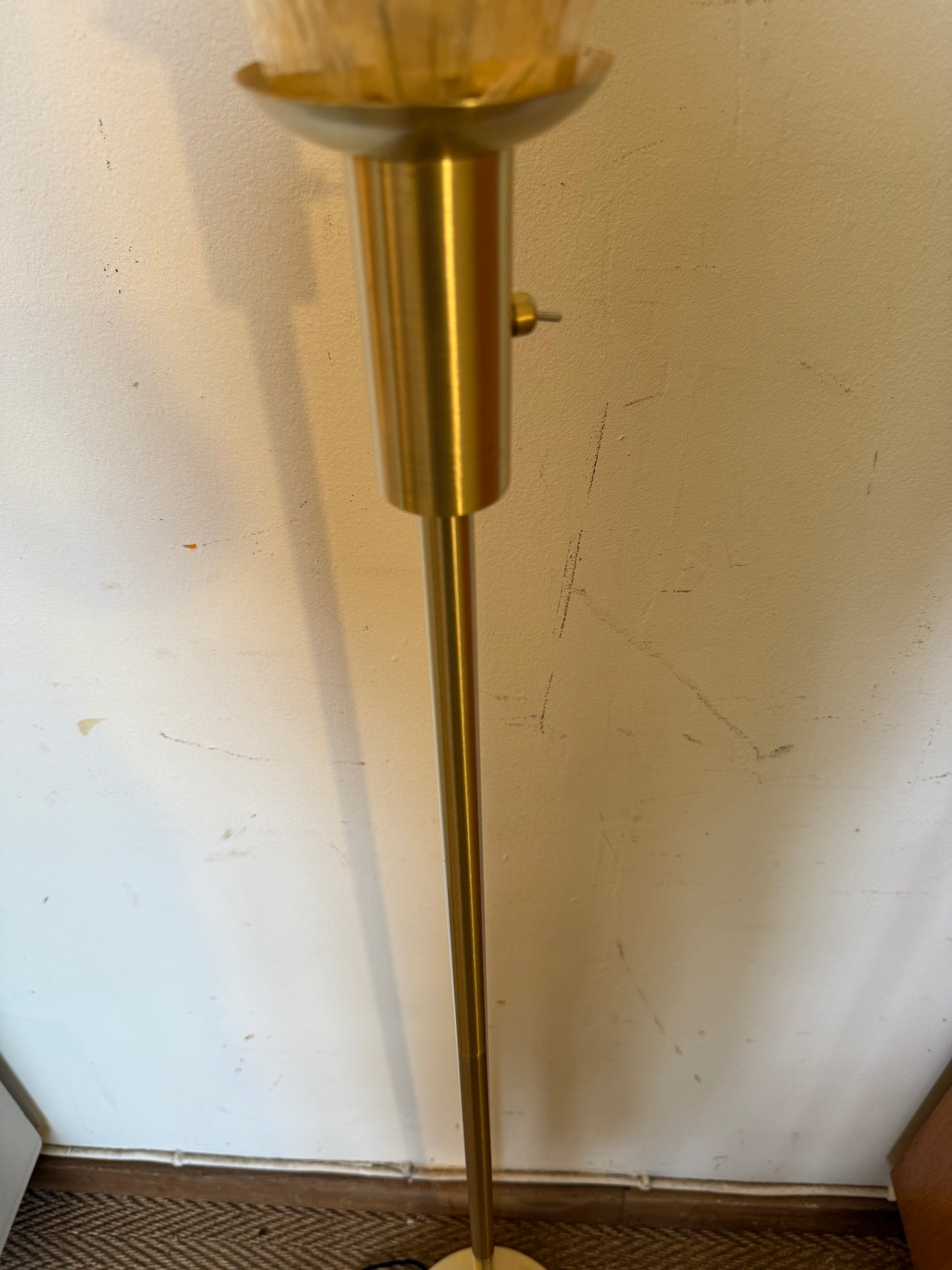 Lampadaire en laiton doré et globe en verre ambré vintage
