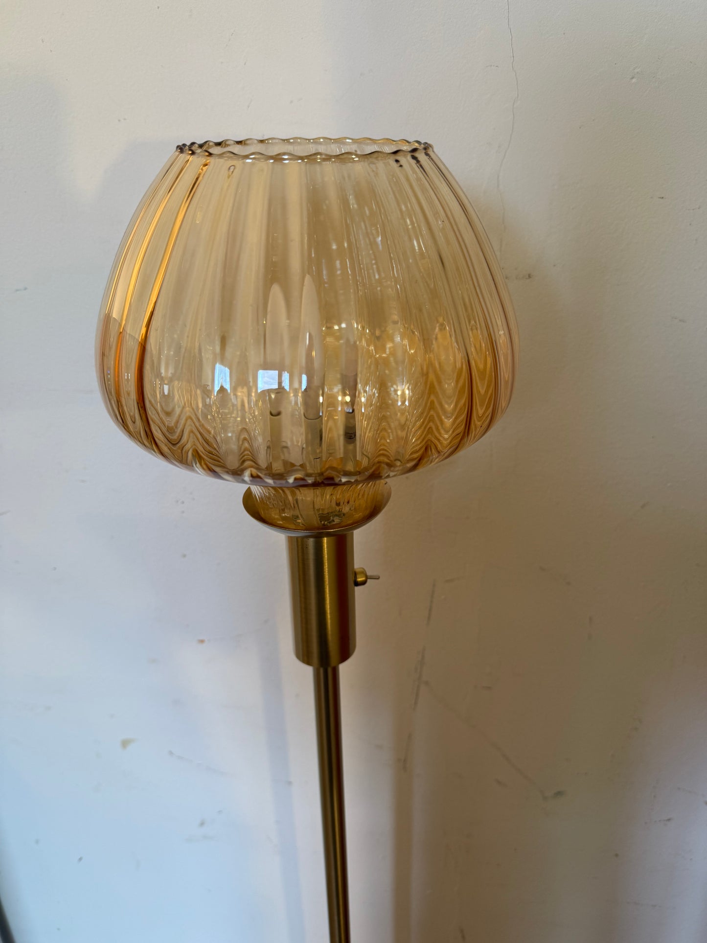 Lampadaire en laiton doré et globe en verre ambré vintage