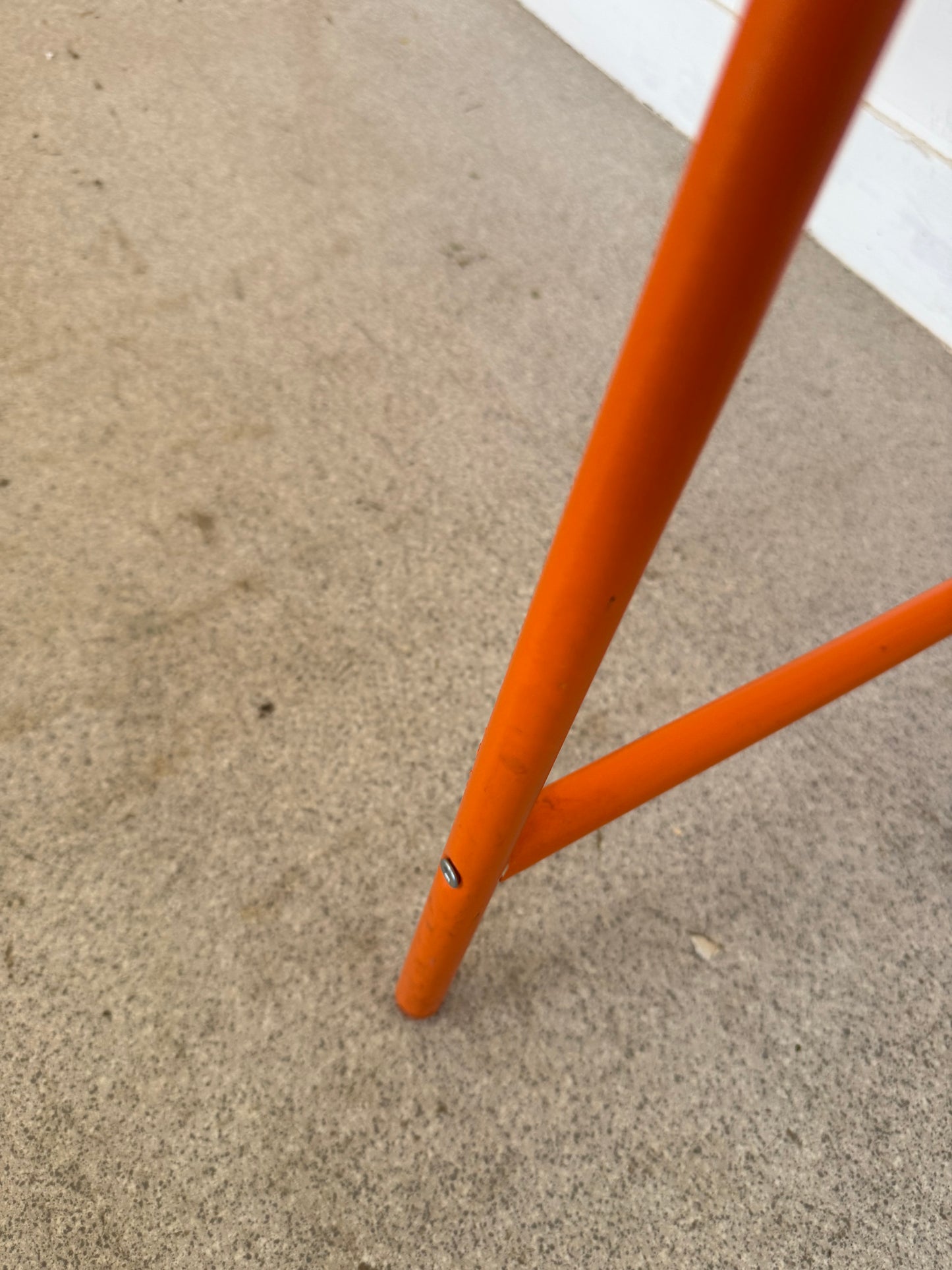 Banc IKEA modèle Vasteron en métal laqué orange