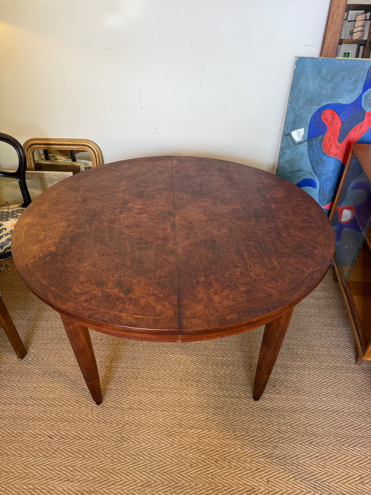 Table à manger ovale extensible en bois et placage en loupe de noyer