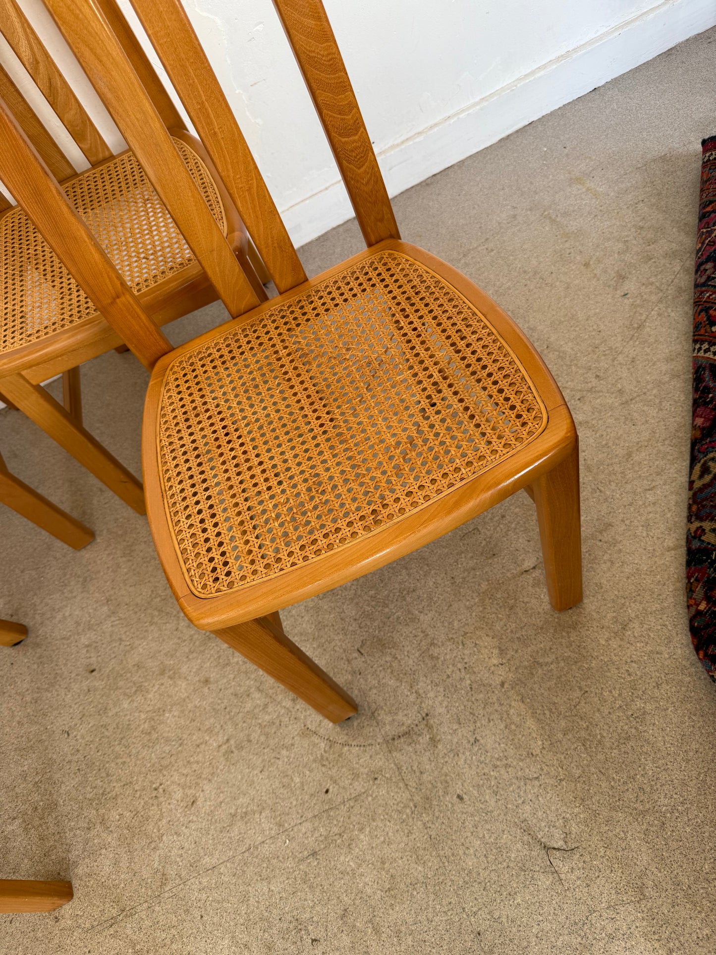 Lot de 4 chaises vintage en orme massif et cannage