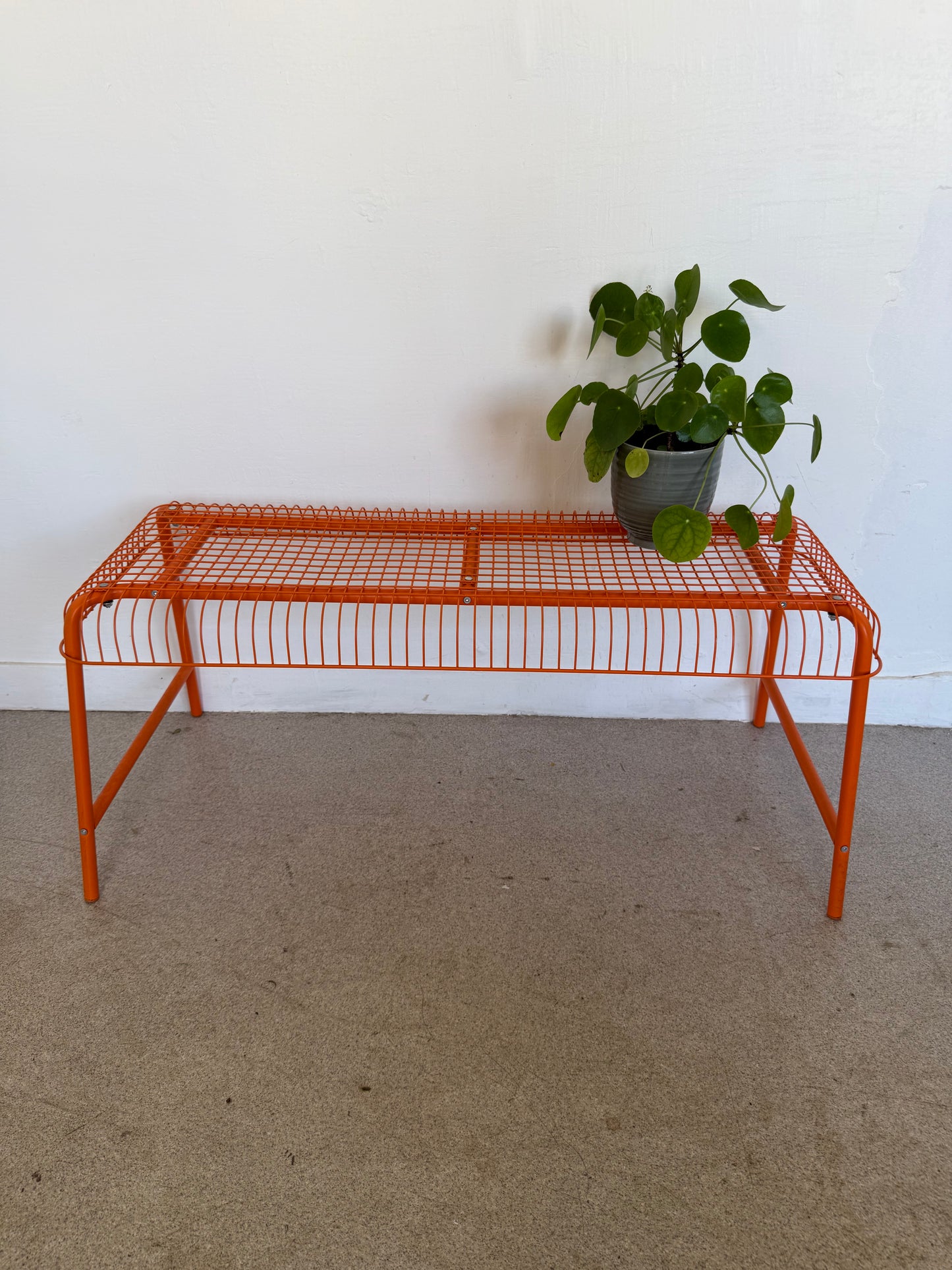 Banc IKEA modèle Vasteron en métal laqué orange