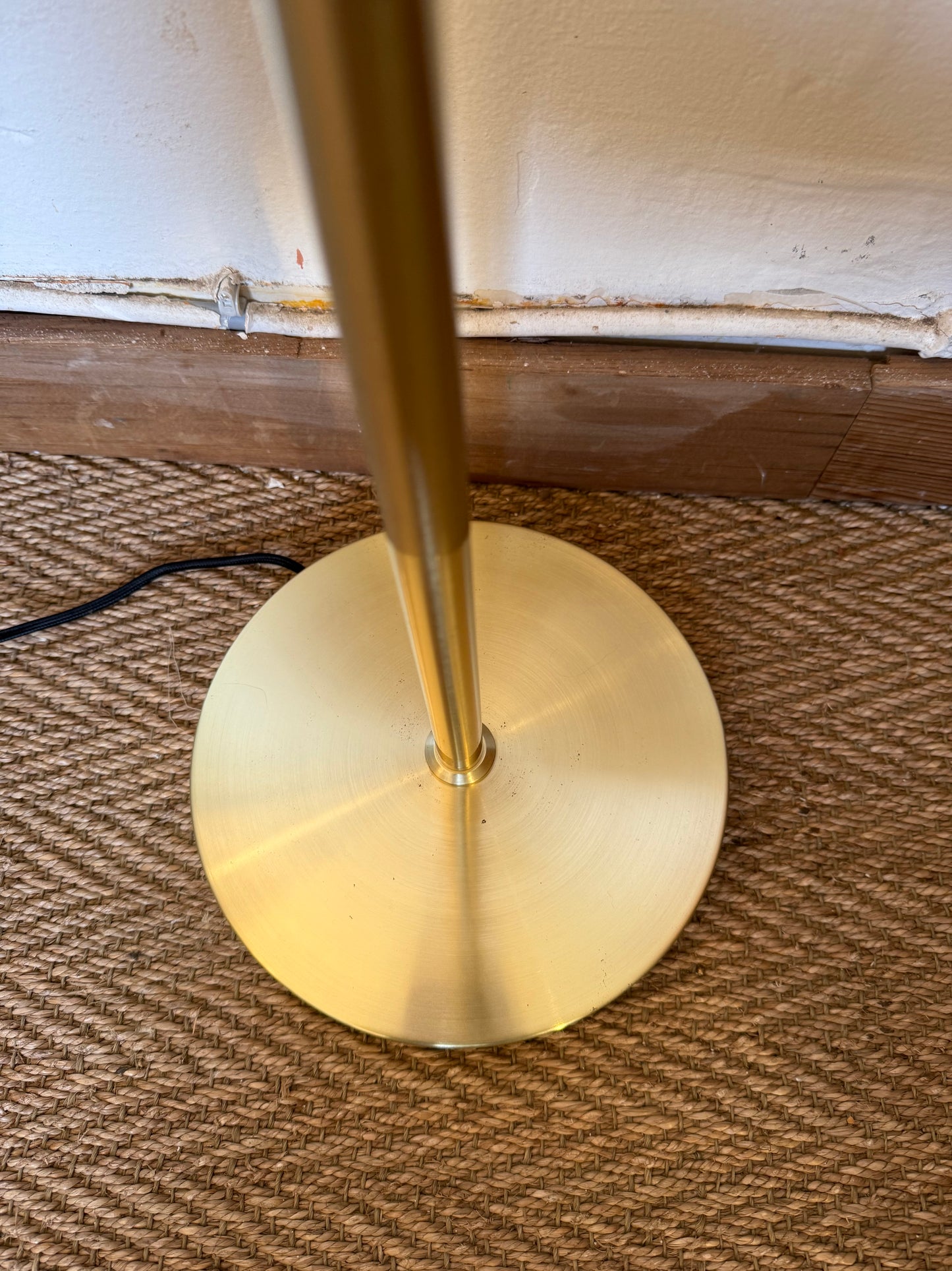 Lampadaire en laiton doré et globe en verre ambré vintage