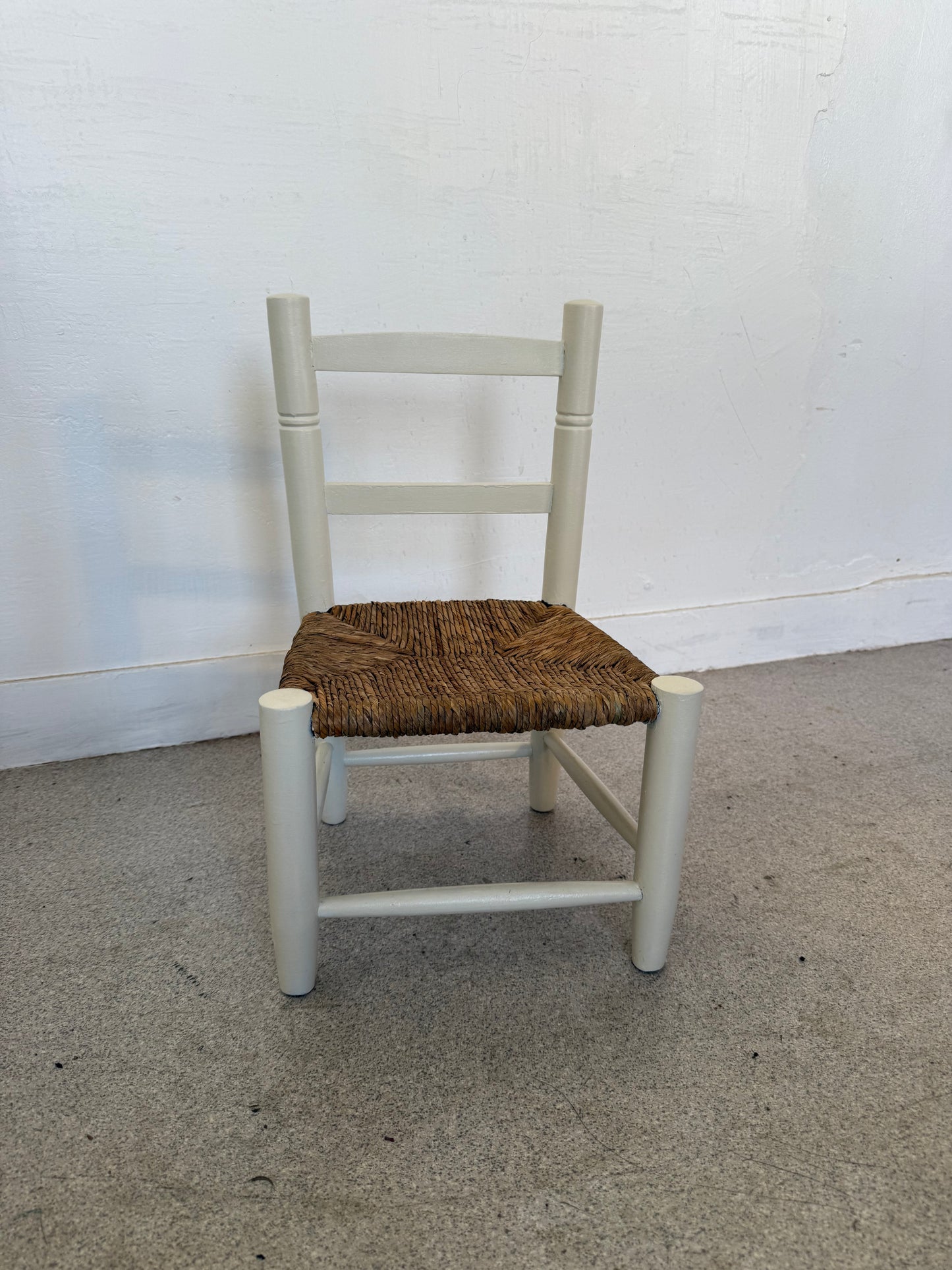 Chaise enfant bois blanc crème et paille