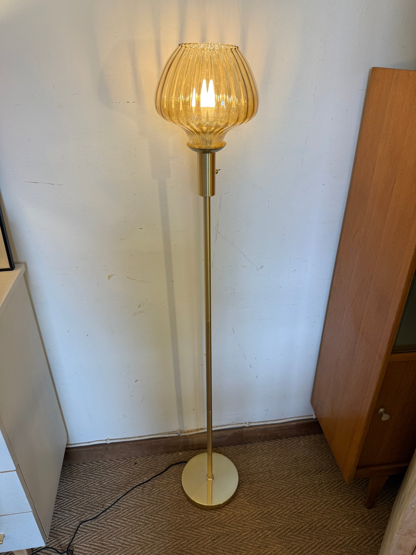 Lampadaire en laiton doré et globe en verre ambré vintage