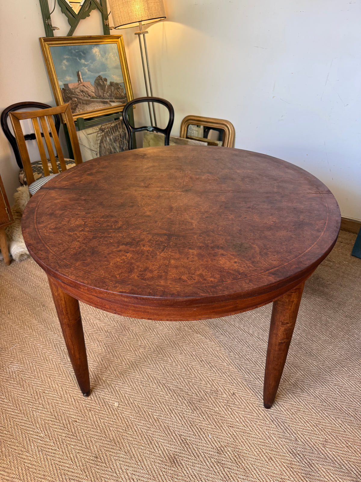 Table à manger ovale extensible en bois et placage en loupe de noyer