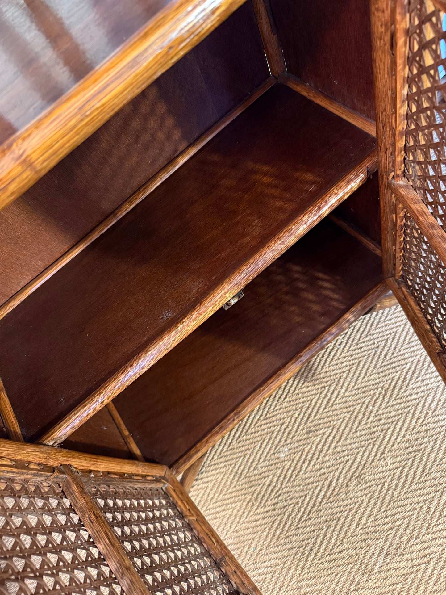 Bibliothèque étagère vintage en rotin et cannage