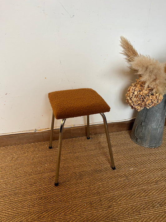 Tabouret en laine bouclette camel et chrome