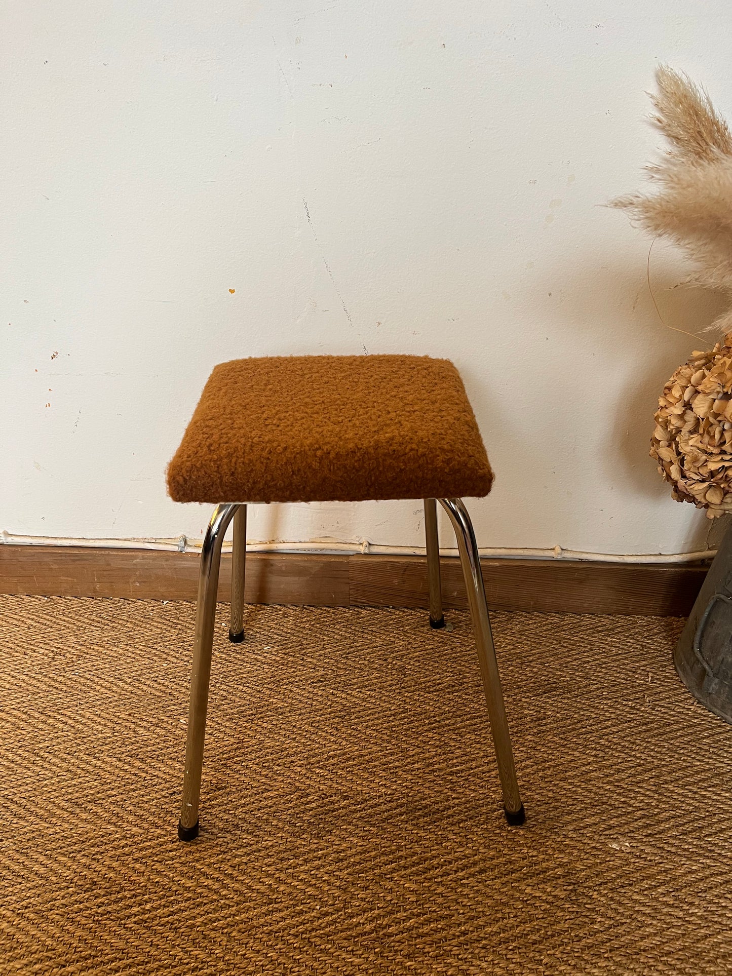 Tabouret en laine bouclette camel et chrome