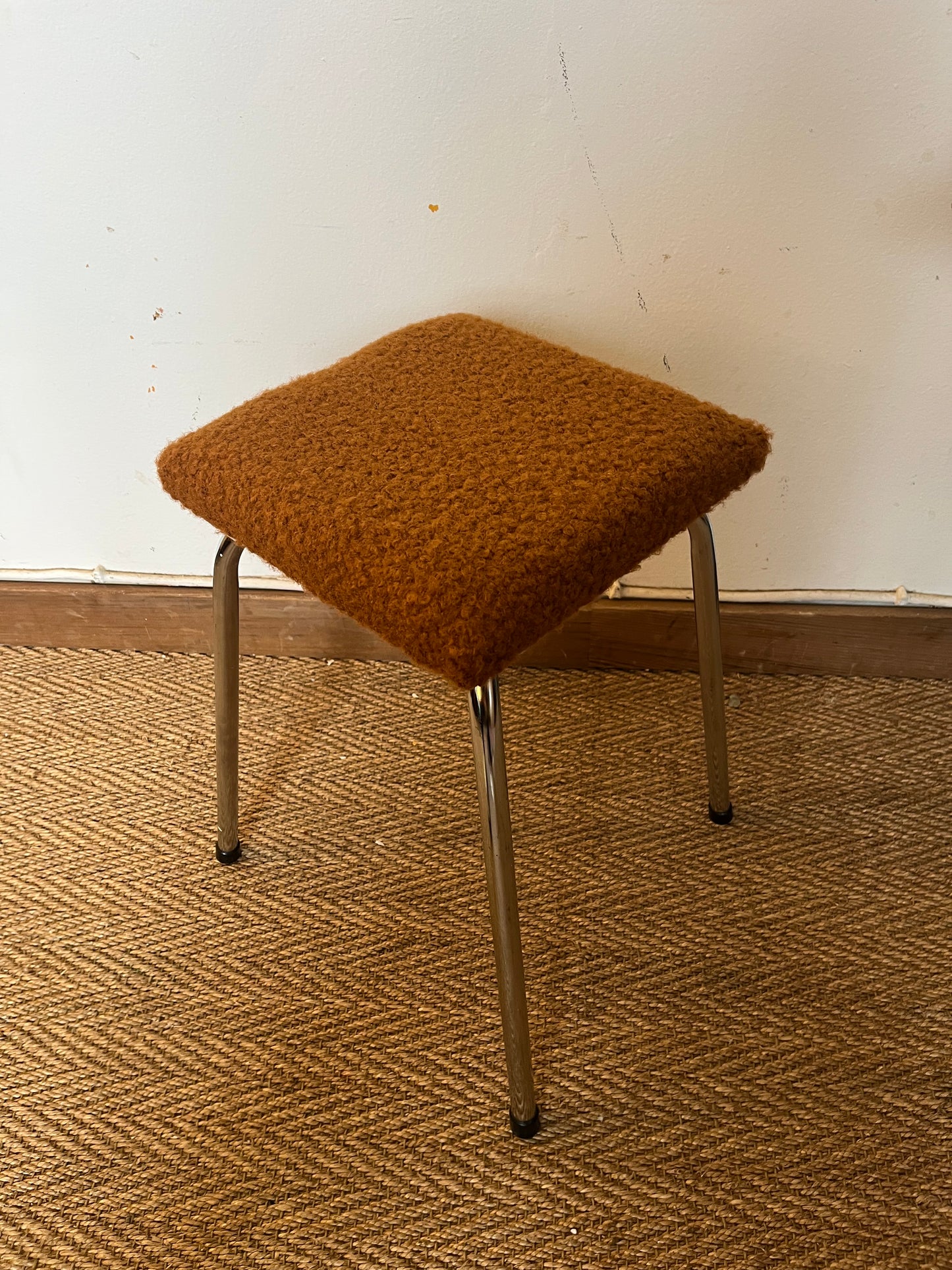 Tabouret en laine bouclette camel et chrome