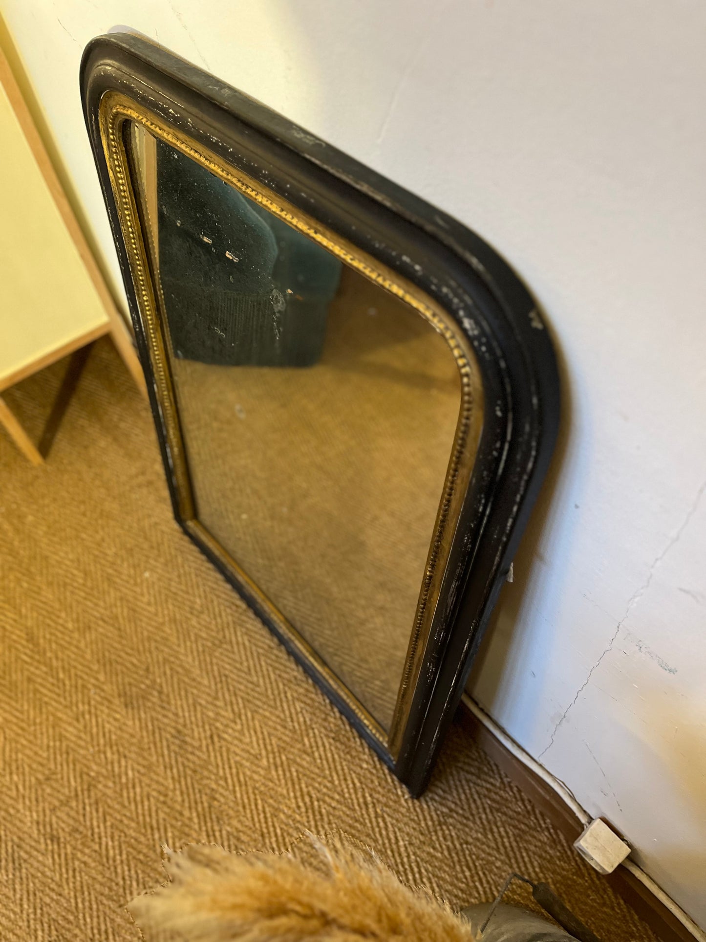 Miroir Louis Philippe ancien en bois et stuc dans sa patine noire et dorée