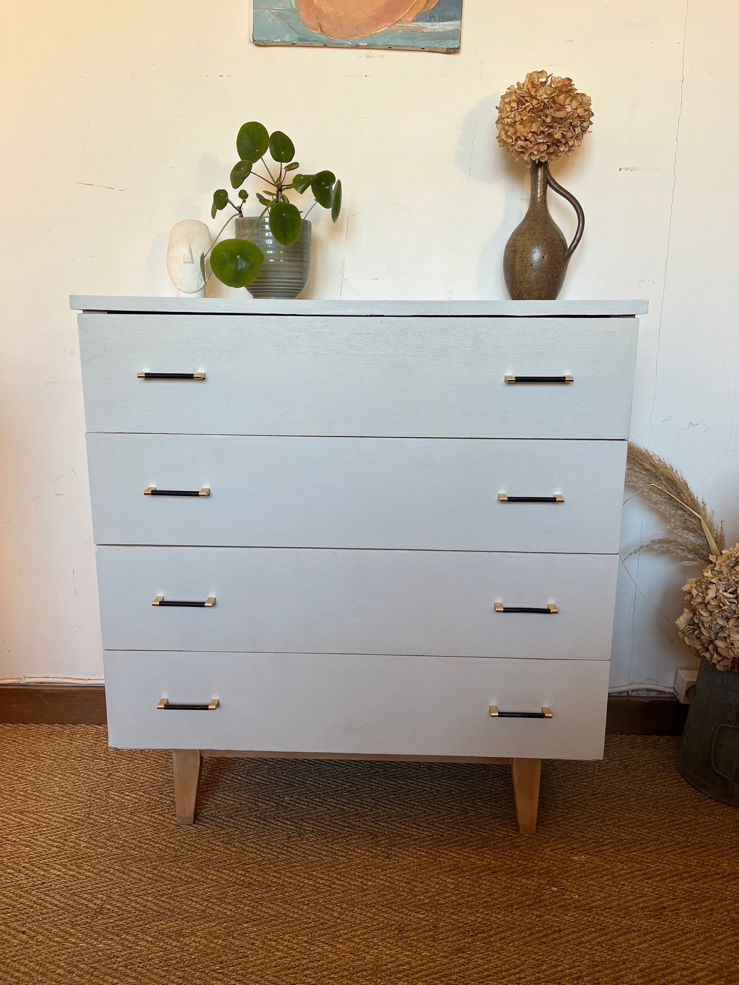 Commode vintage peinte en blanc pieds compas