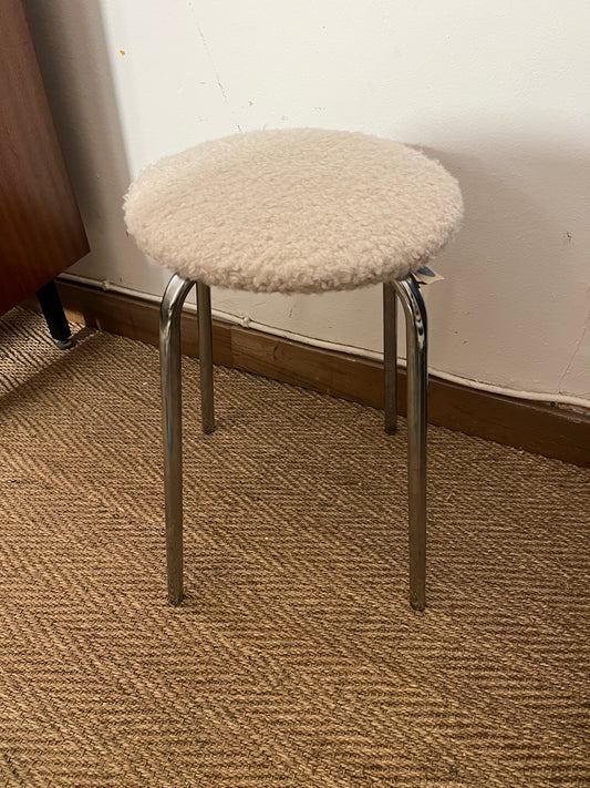 Tabouret en laine bouclette blanche et chrome