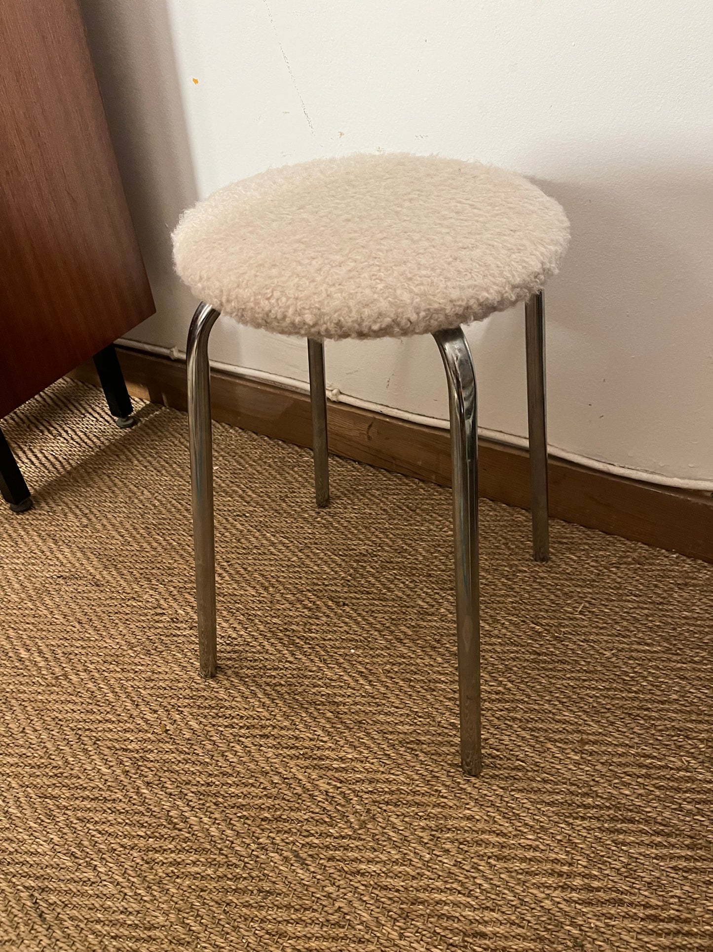 Tabouret en laine bouclette blanche et chrome