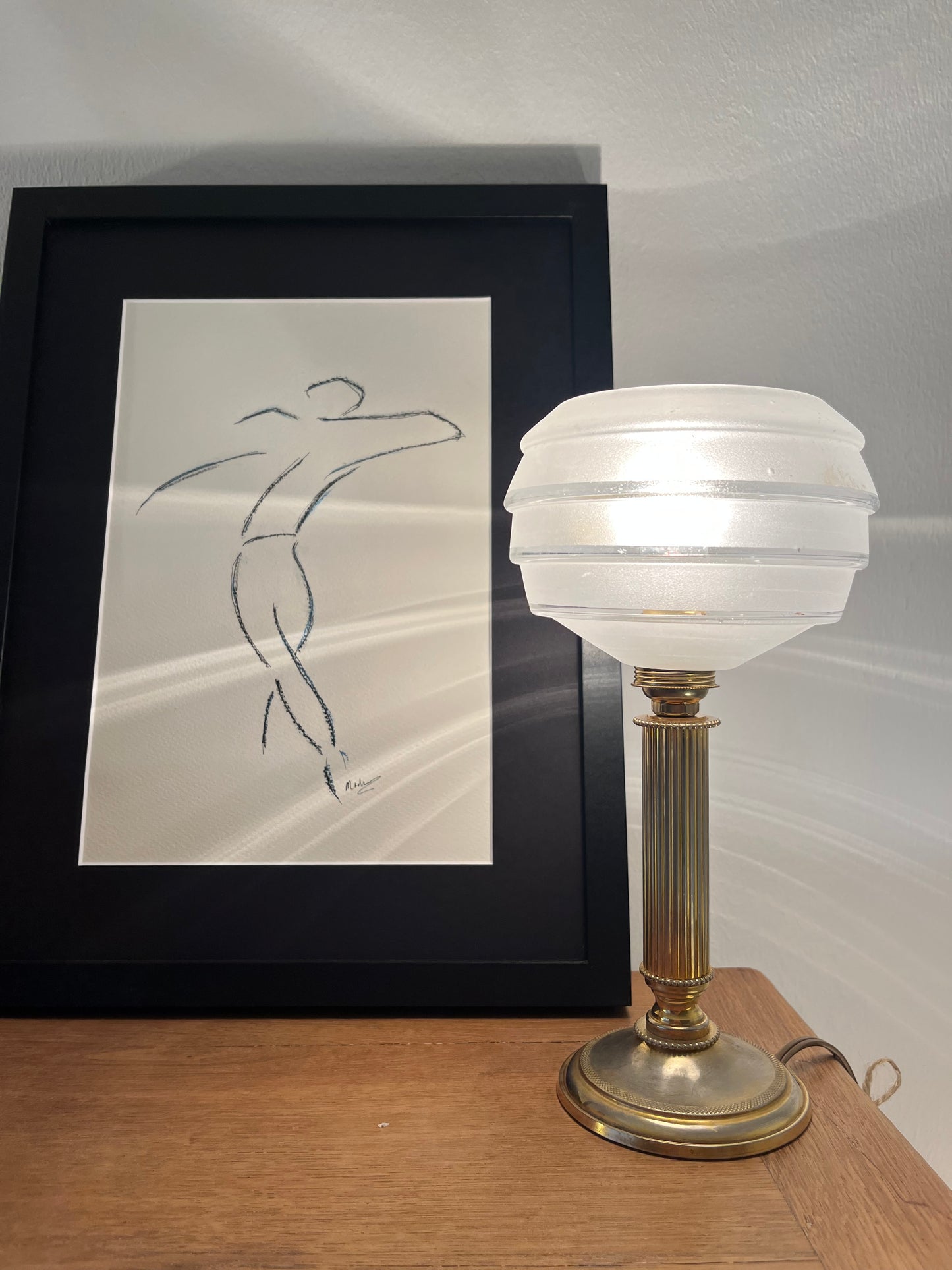 Lampe à poser en laiton et verre poli années 40