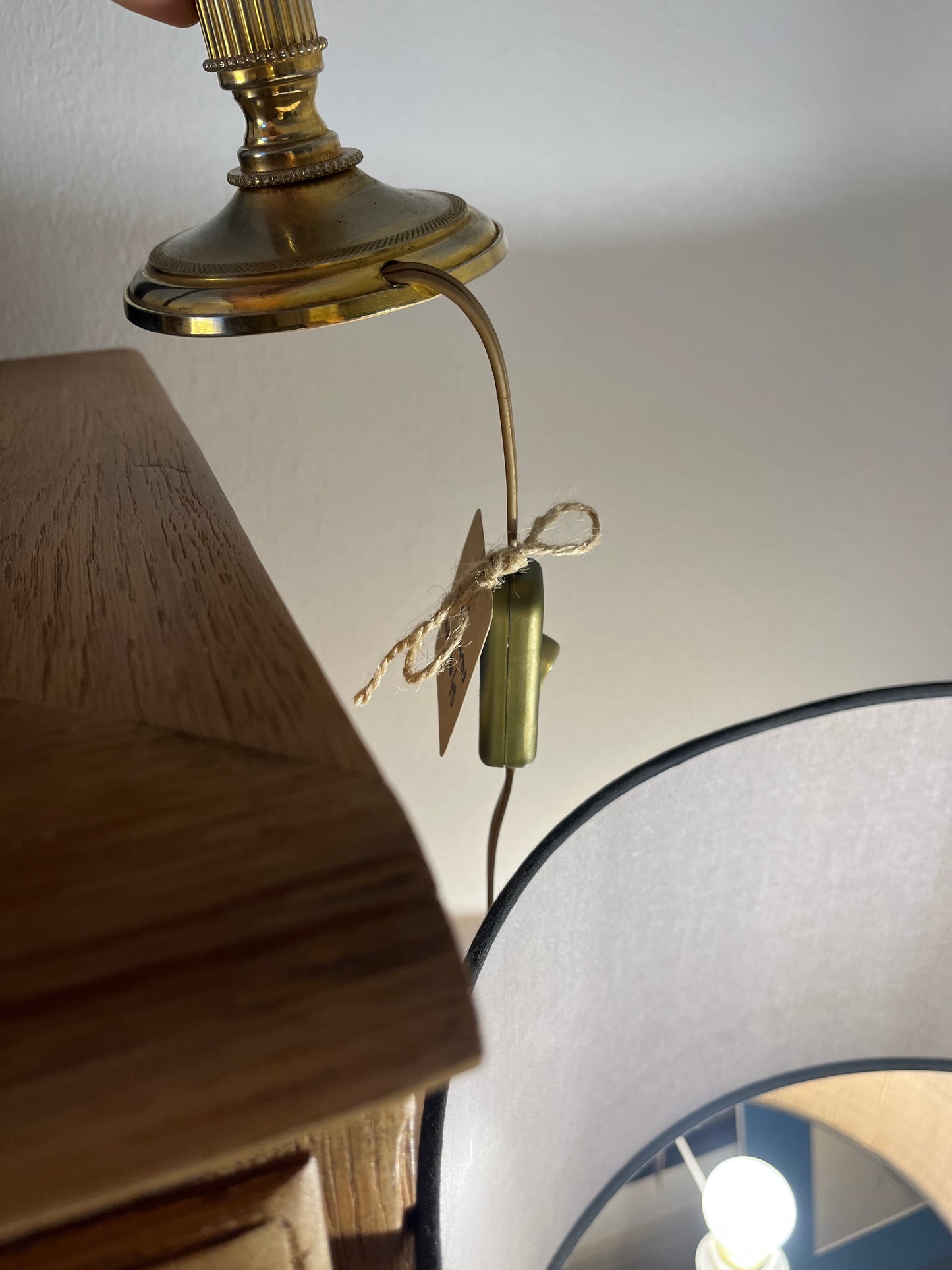 Lampe à poser en laiton et verre poli années 40