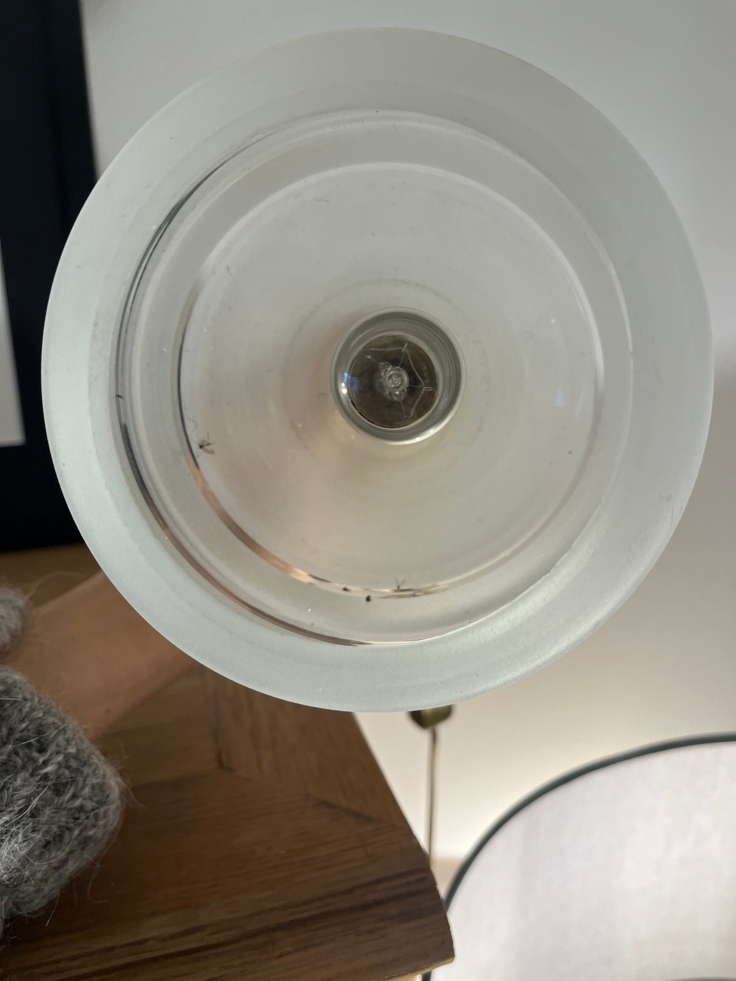 Lampe à poser en laiton et verre poli années 40