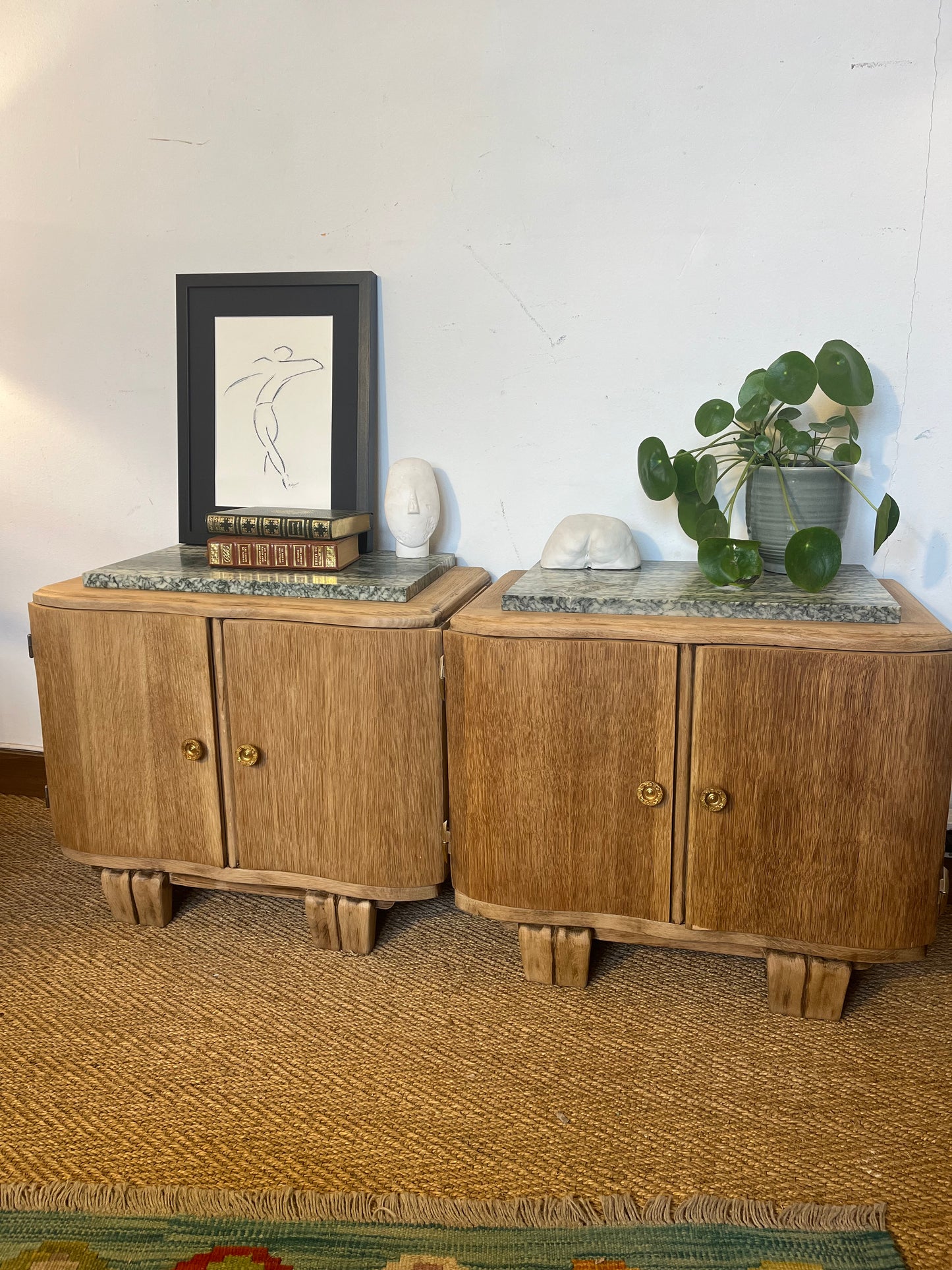 Paire de tables de chevet art déco / meubles d'appoint en bois et marbre