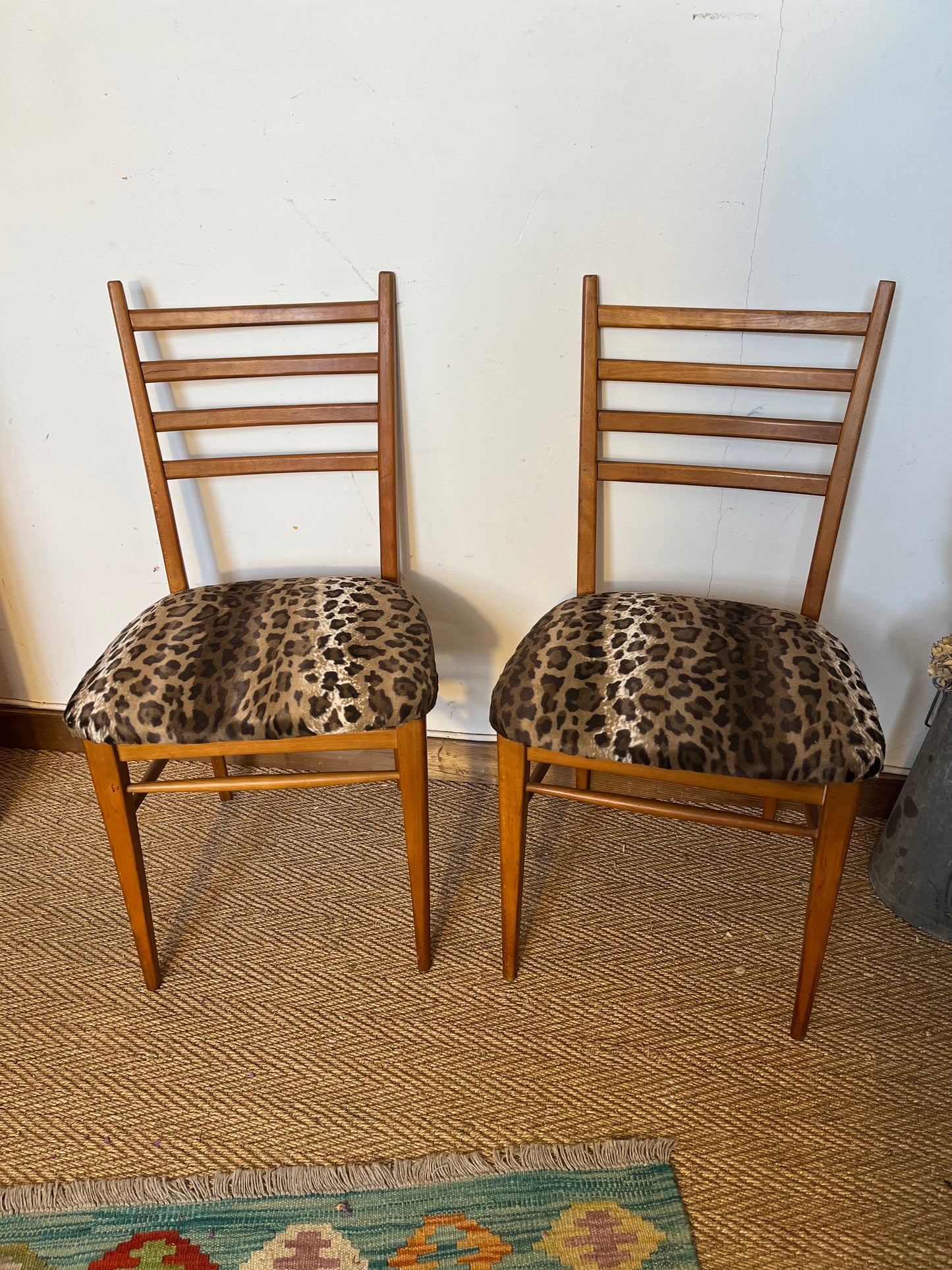 Chaises léopard vintage bois style scandinave