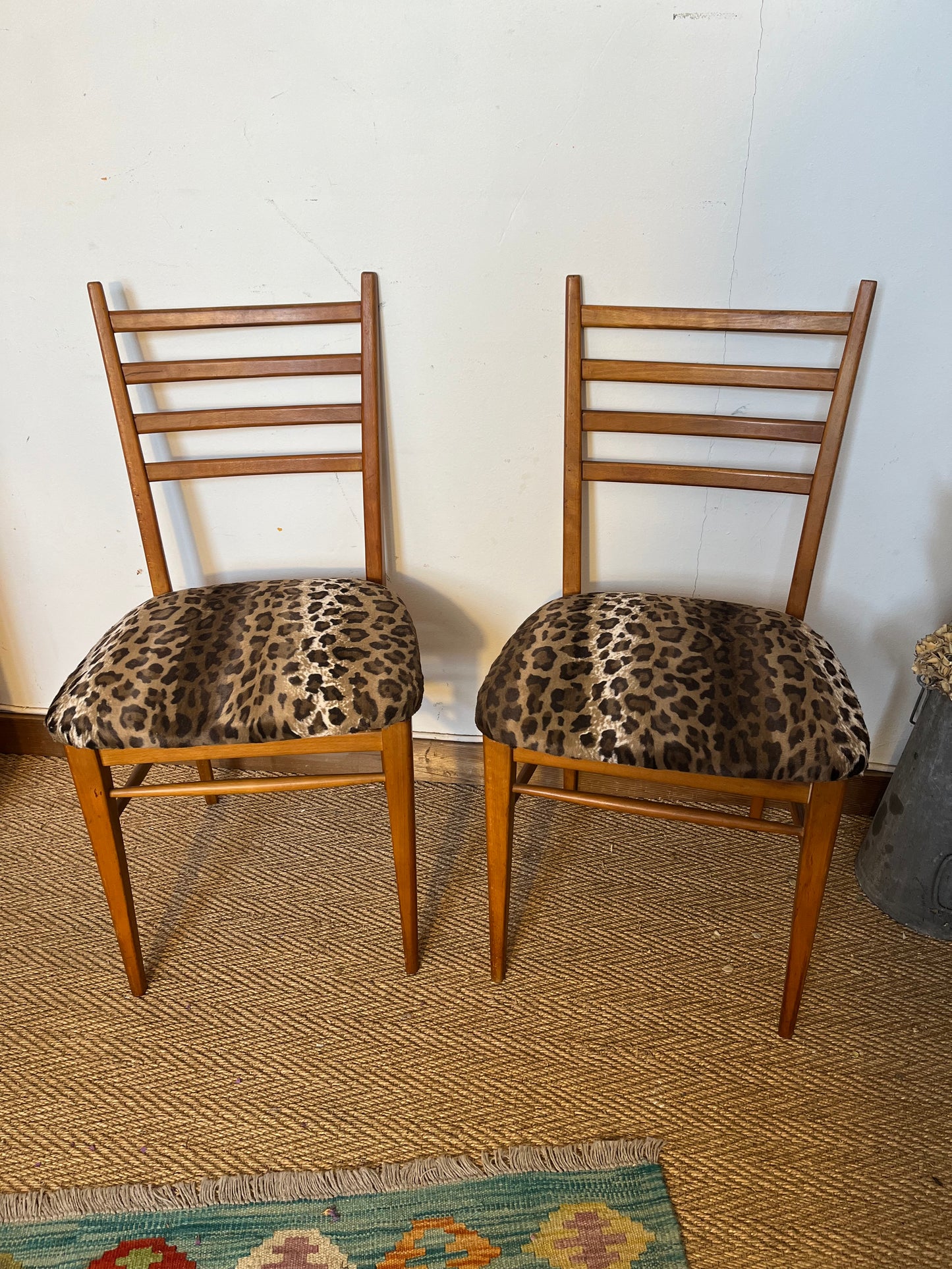 Chaises léopard vintage bois style scandinave