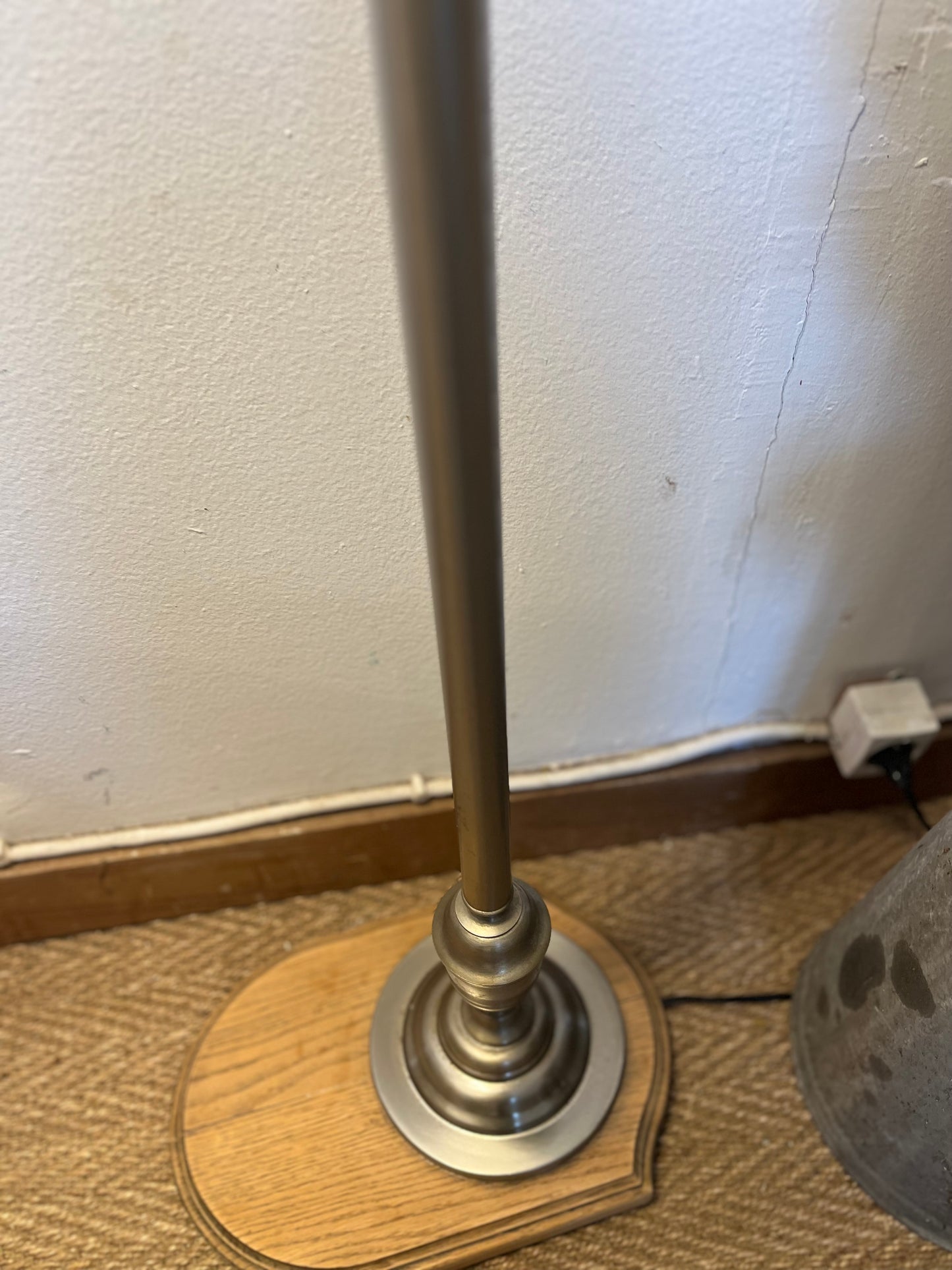 Lampadaire vintage laiton et pied bois