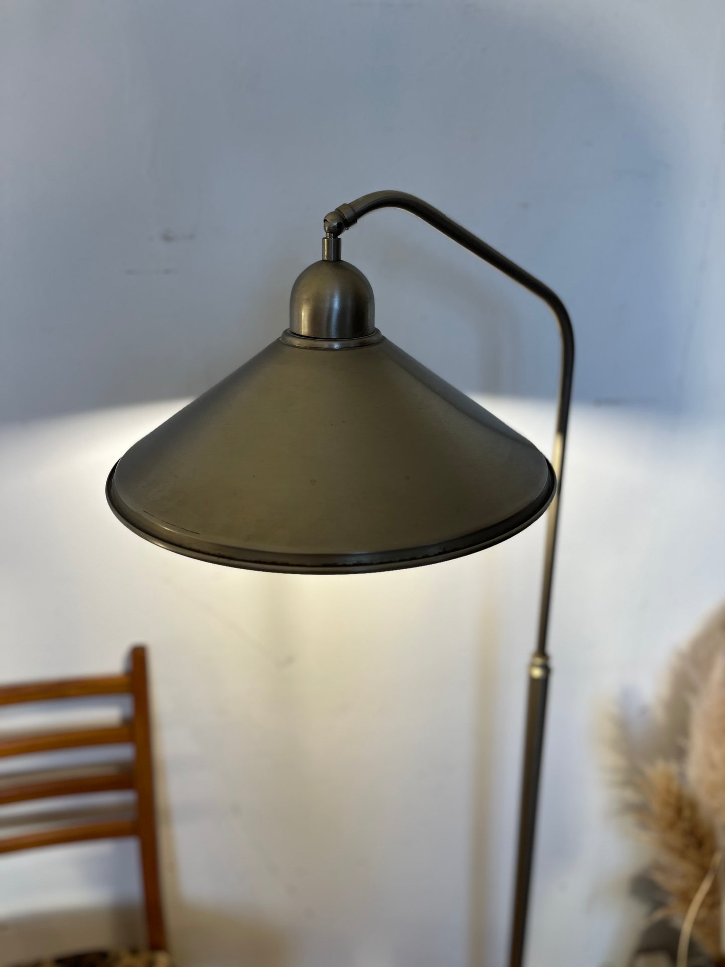 Lampadaire vintage laiton et pied bois