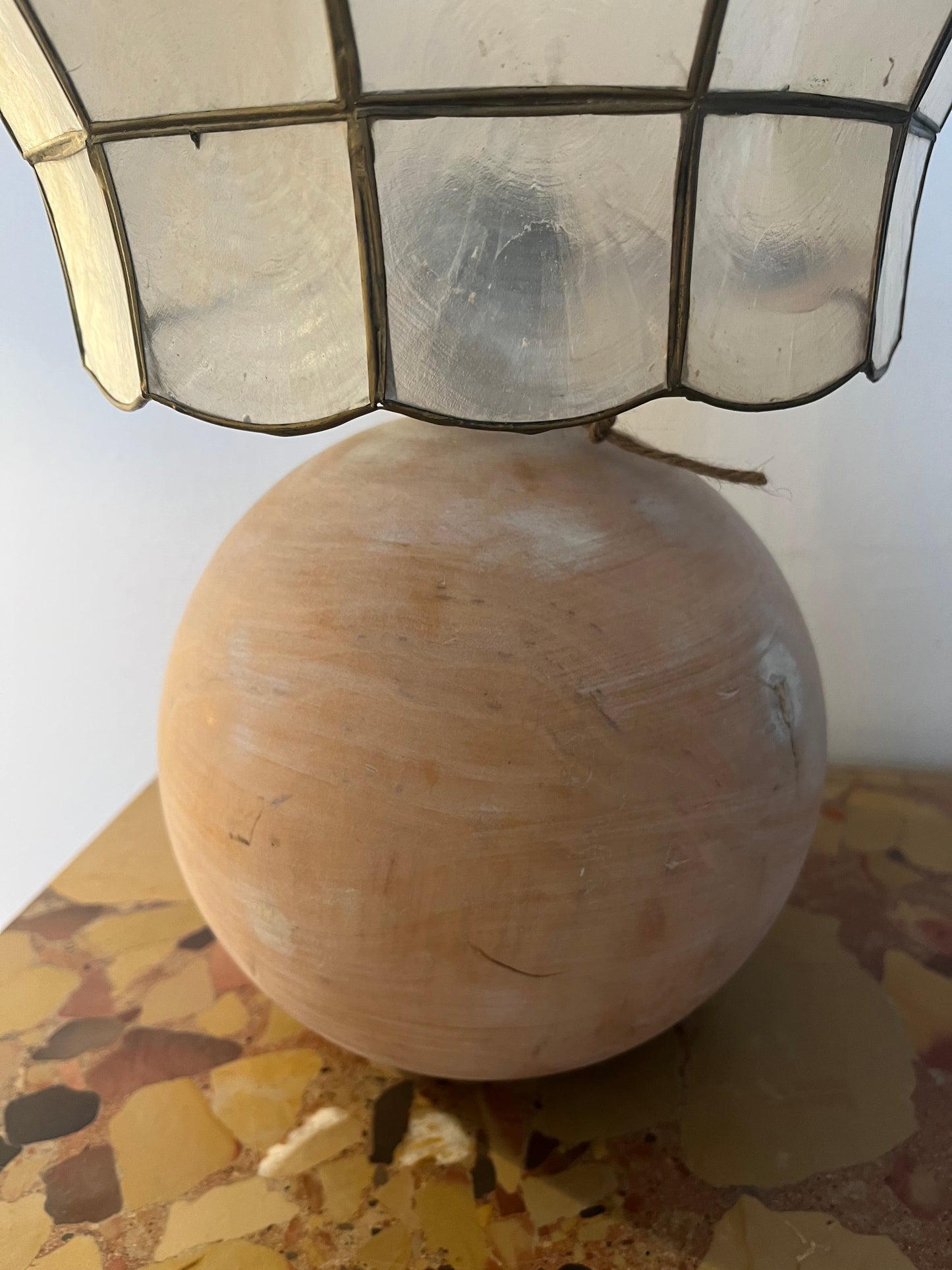 Lampe à poser en bois vintage et abat jour en nacre et laiton