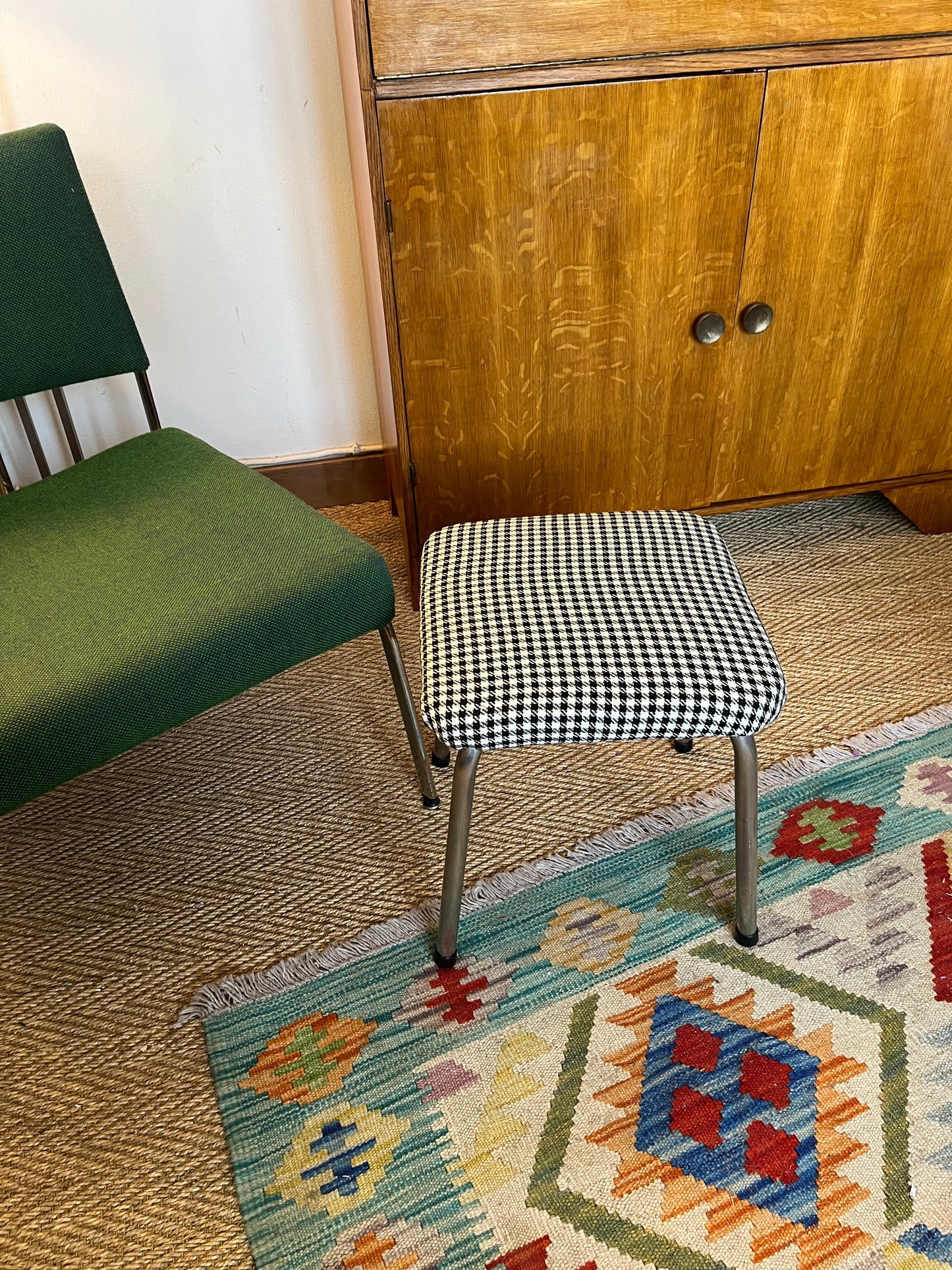 Tabouret vintage chrome et tissu pied de poule