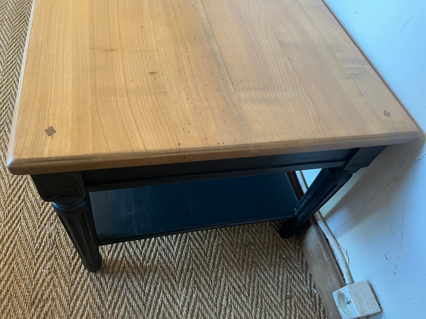 Table basse bois massif piétement noir patiné