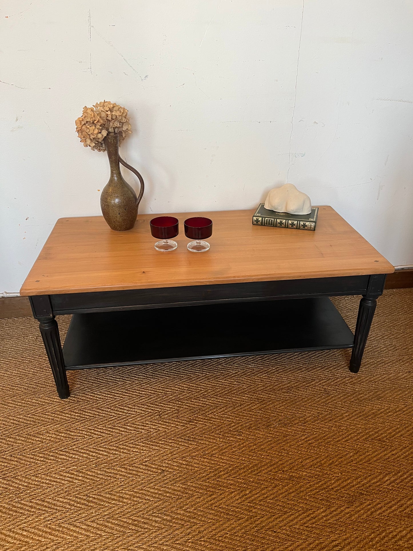 Table basse bois massif piétement noir patiné