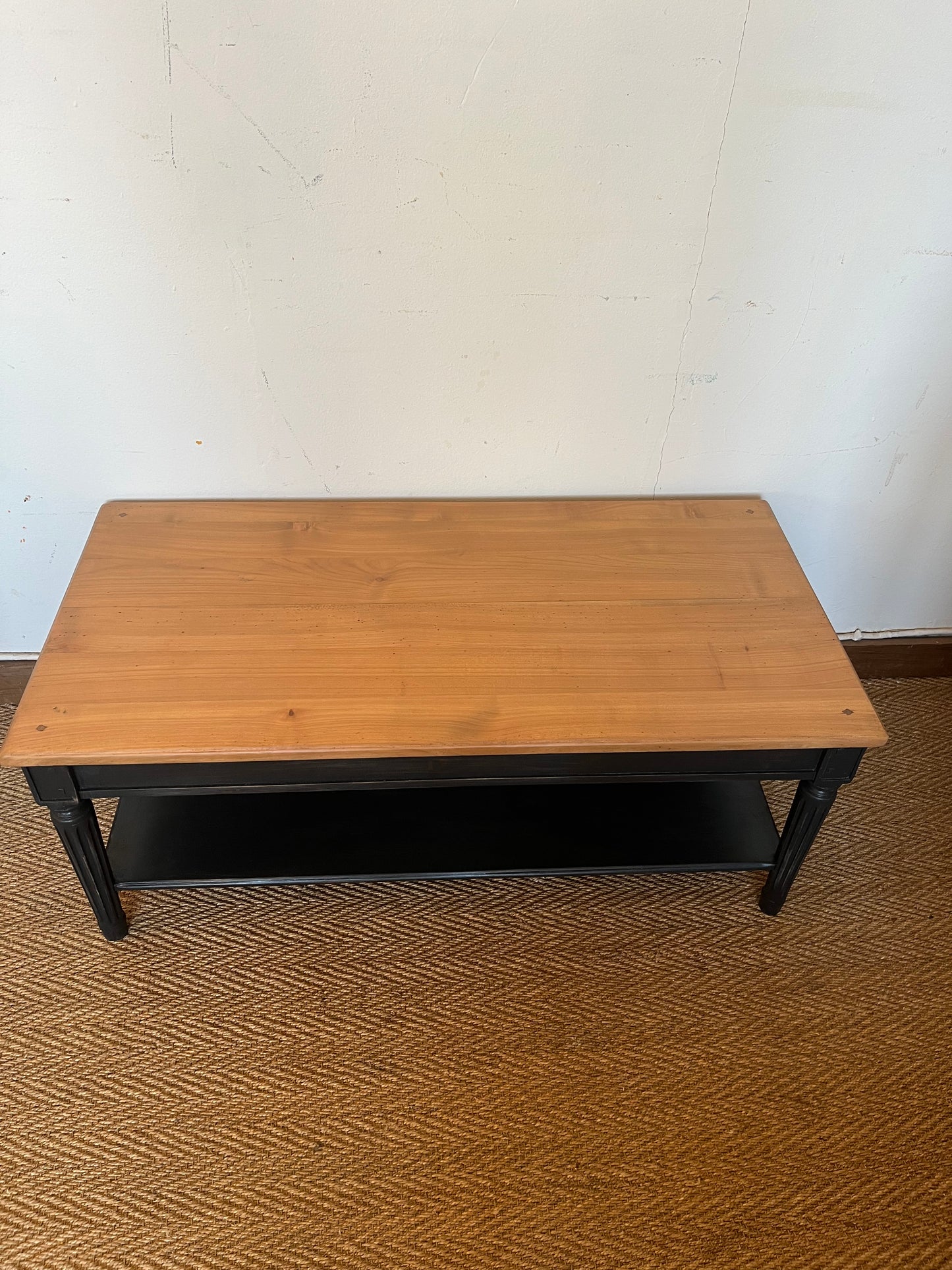 Table basse bois massif piétement noir patiné