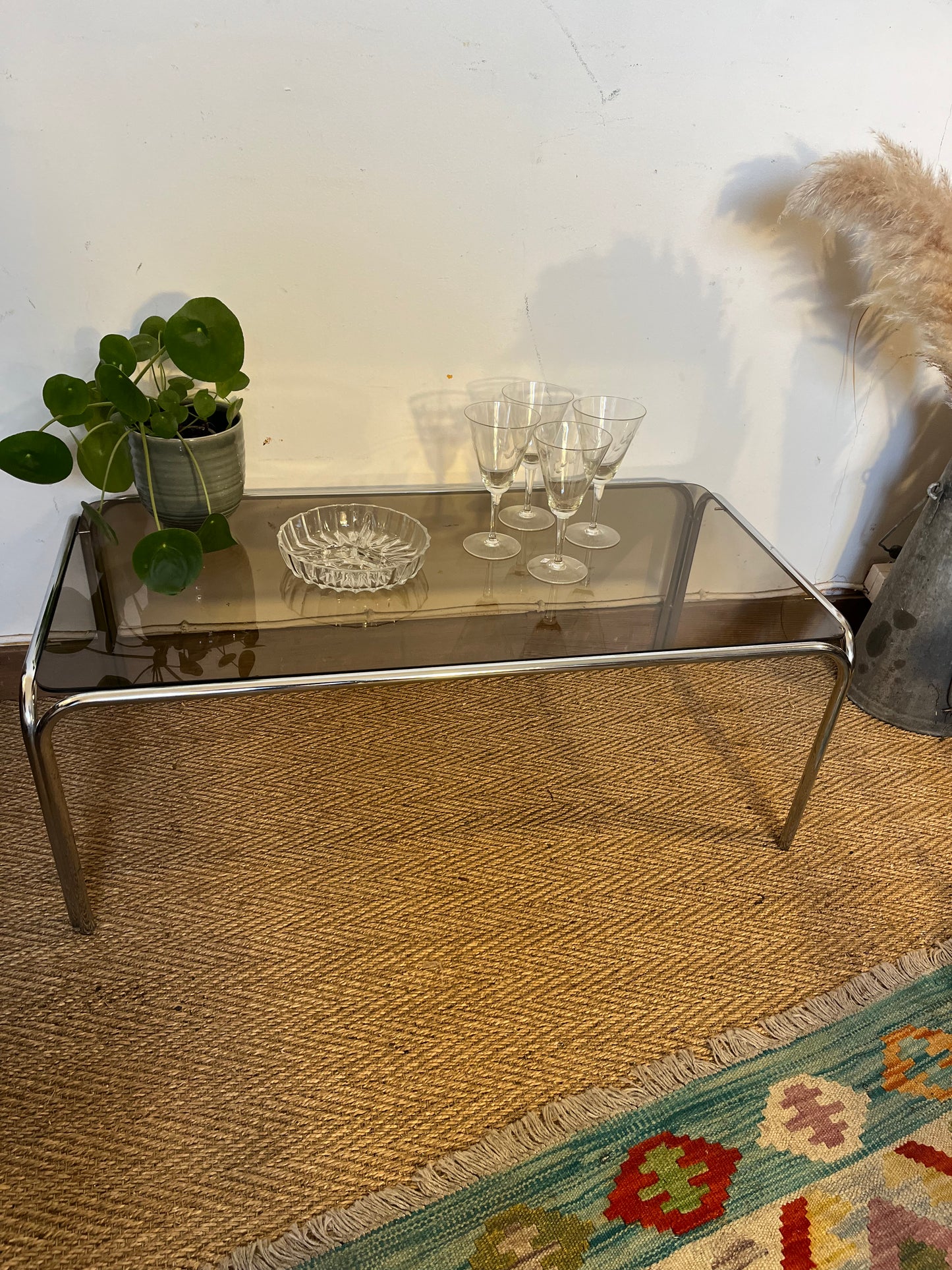 Table vintage chrome et verre fumé