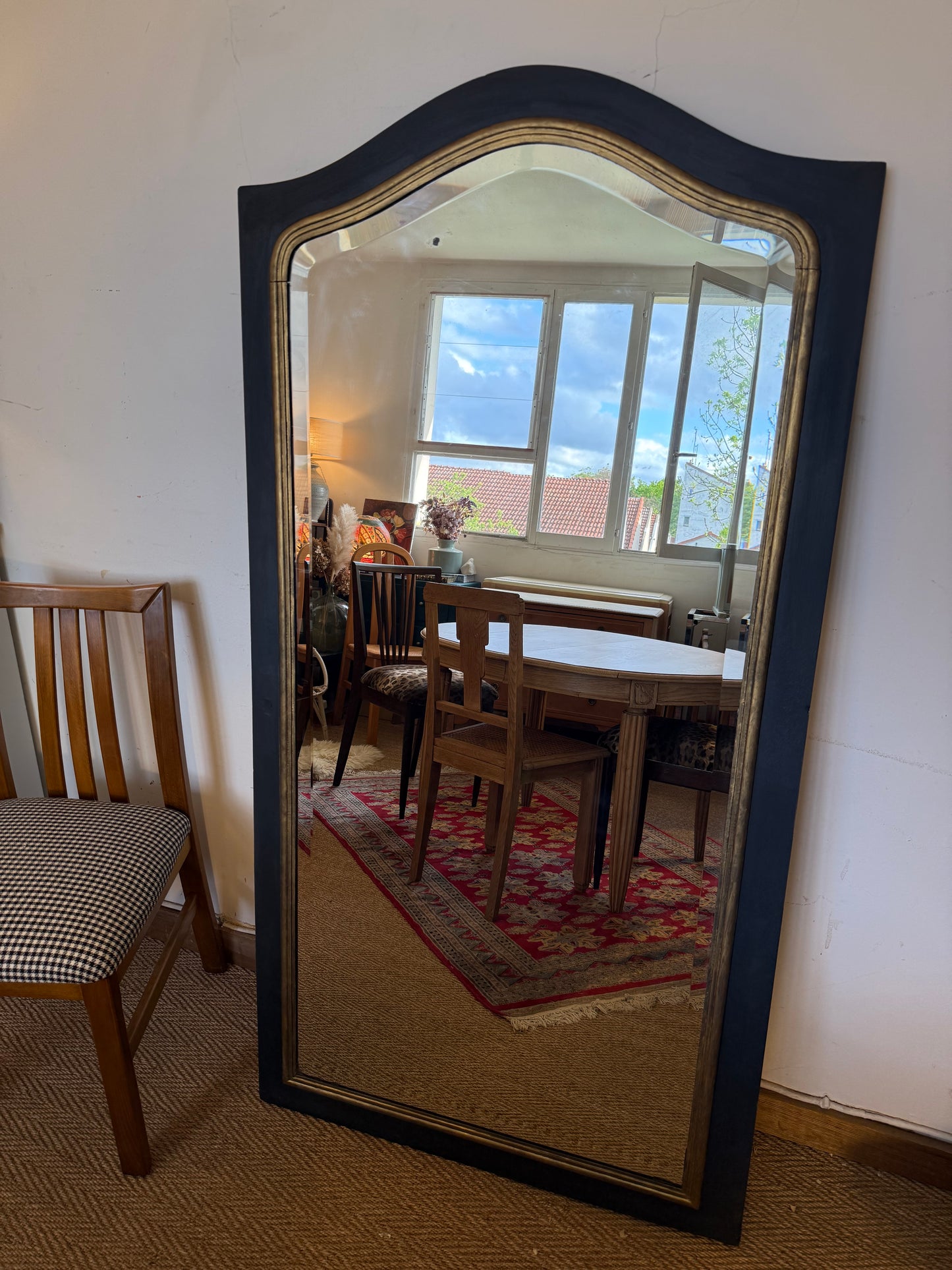 Grand miroir ancien en bois noir et doré