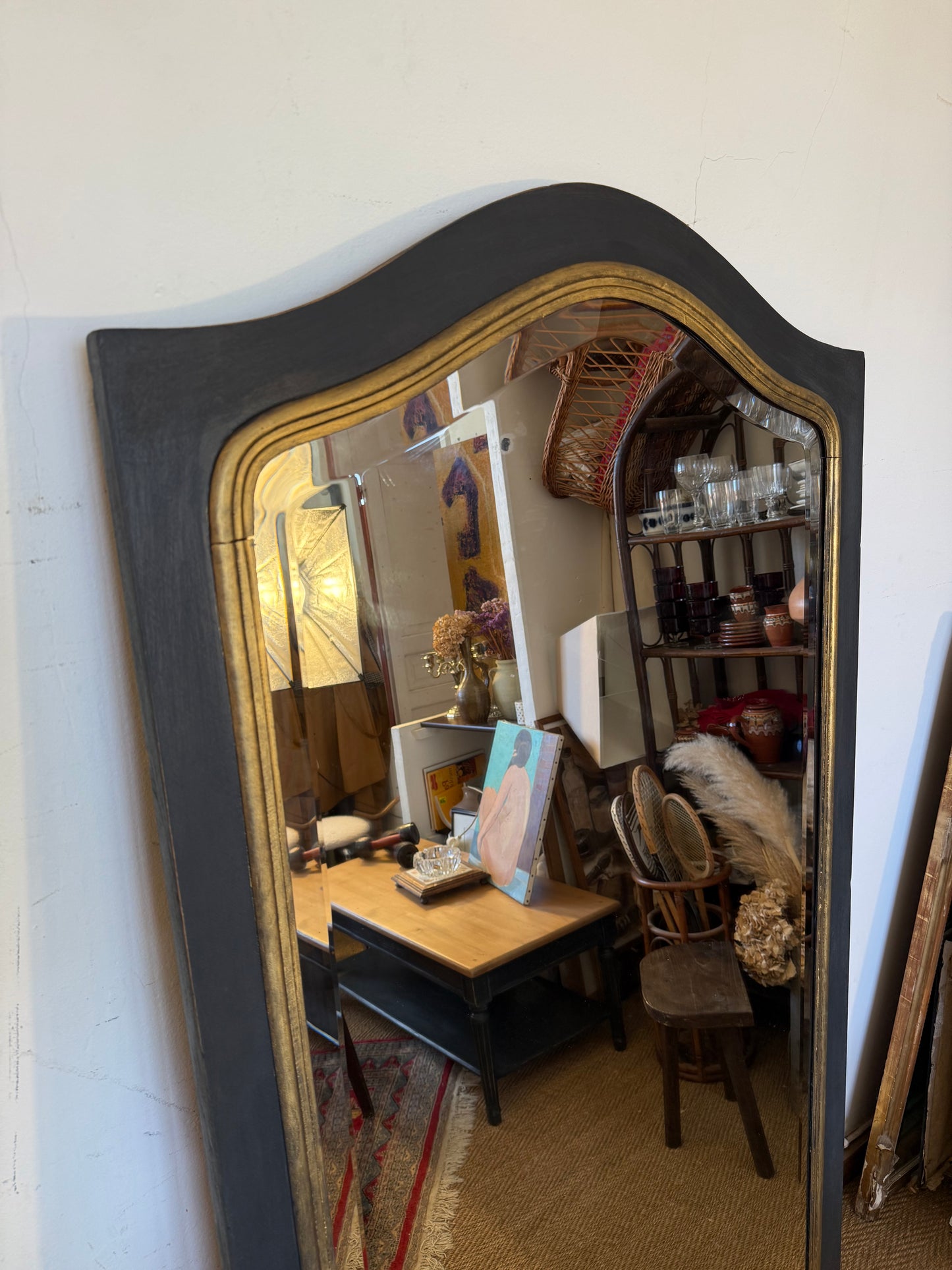 Grand miroir ancien en bois noir et doré