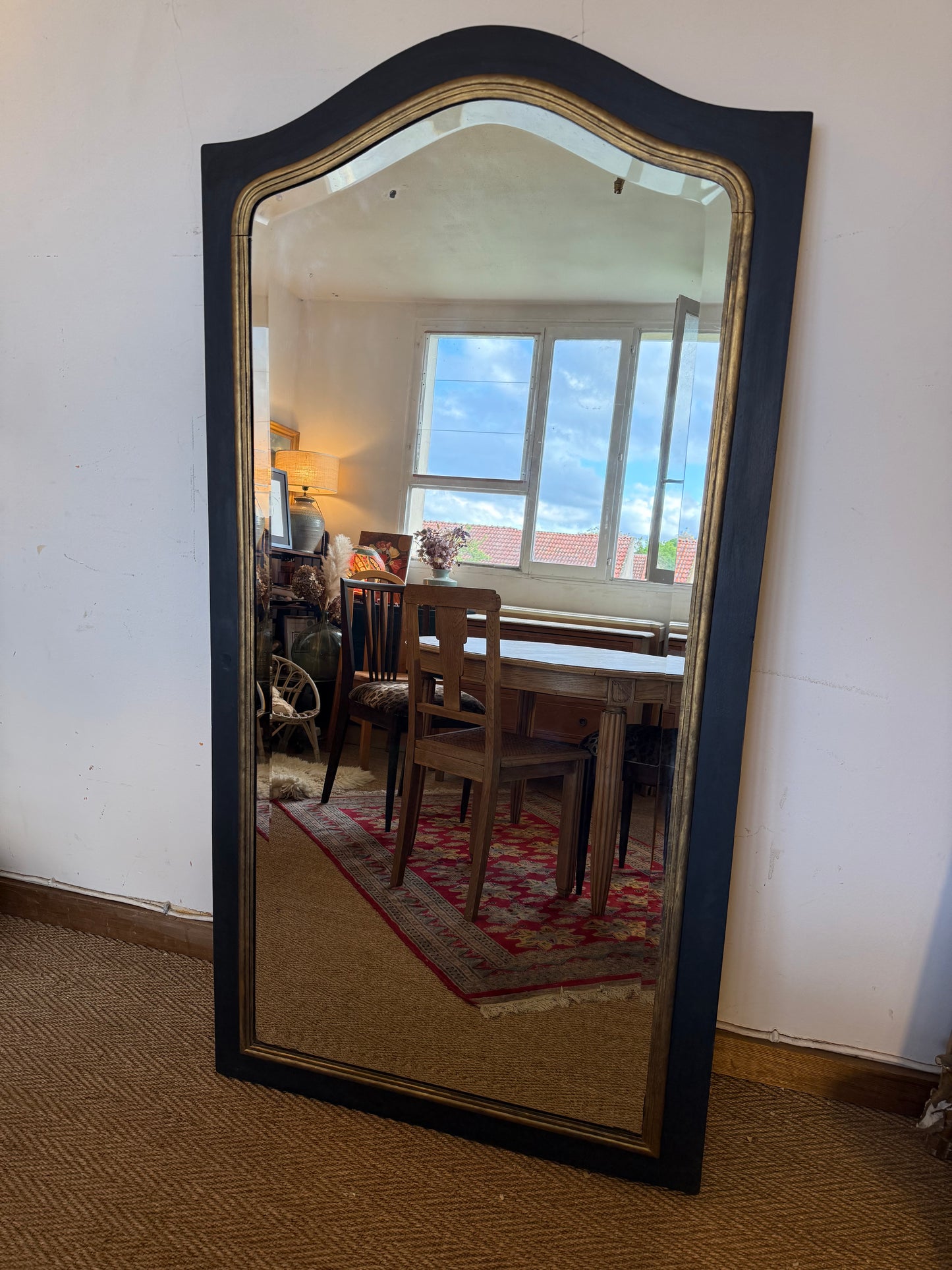 Grand miroir ancien en bois noir et doré