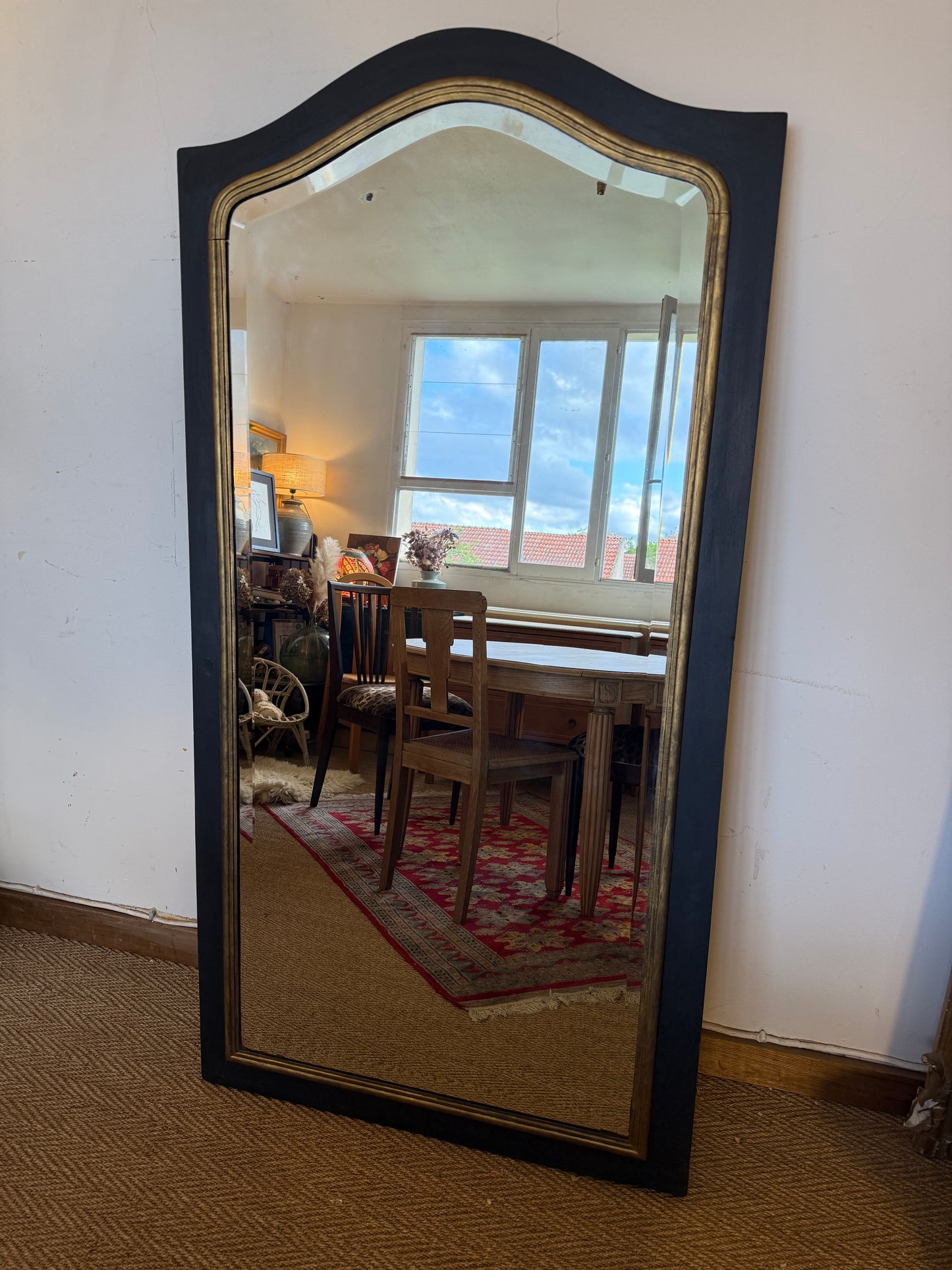 Grand miroir ancien en bois noir et doré