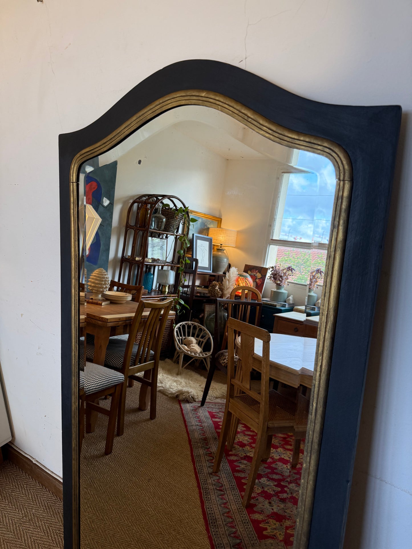 Grand miroir ancien en bois noir et doré