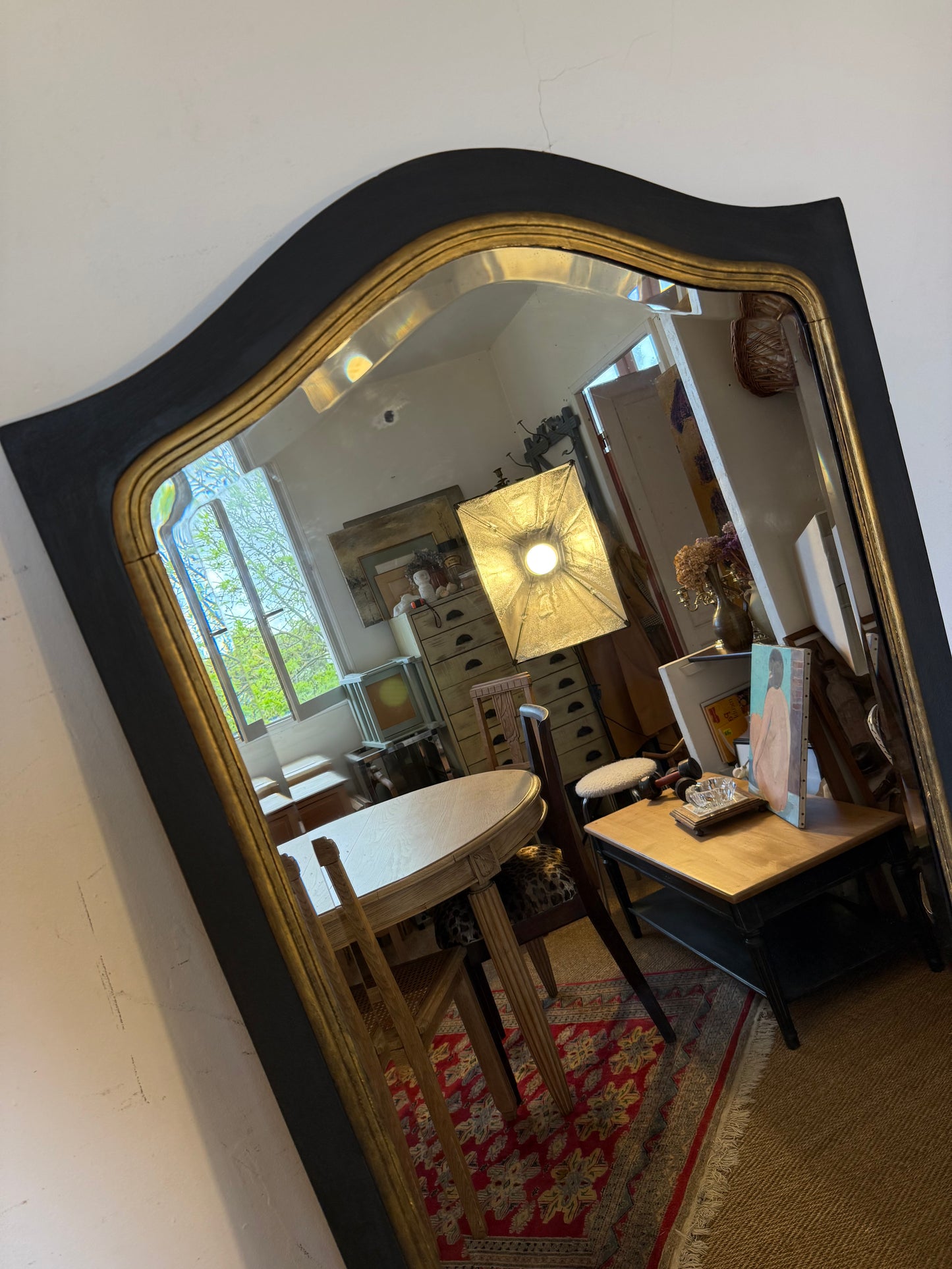 Grand miroir ancien en bois noir et doré