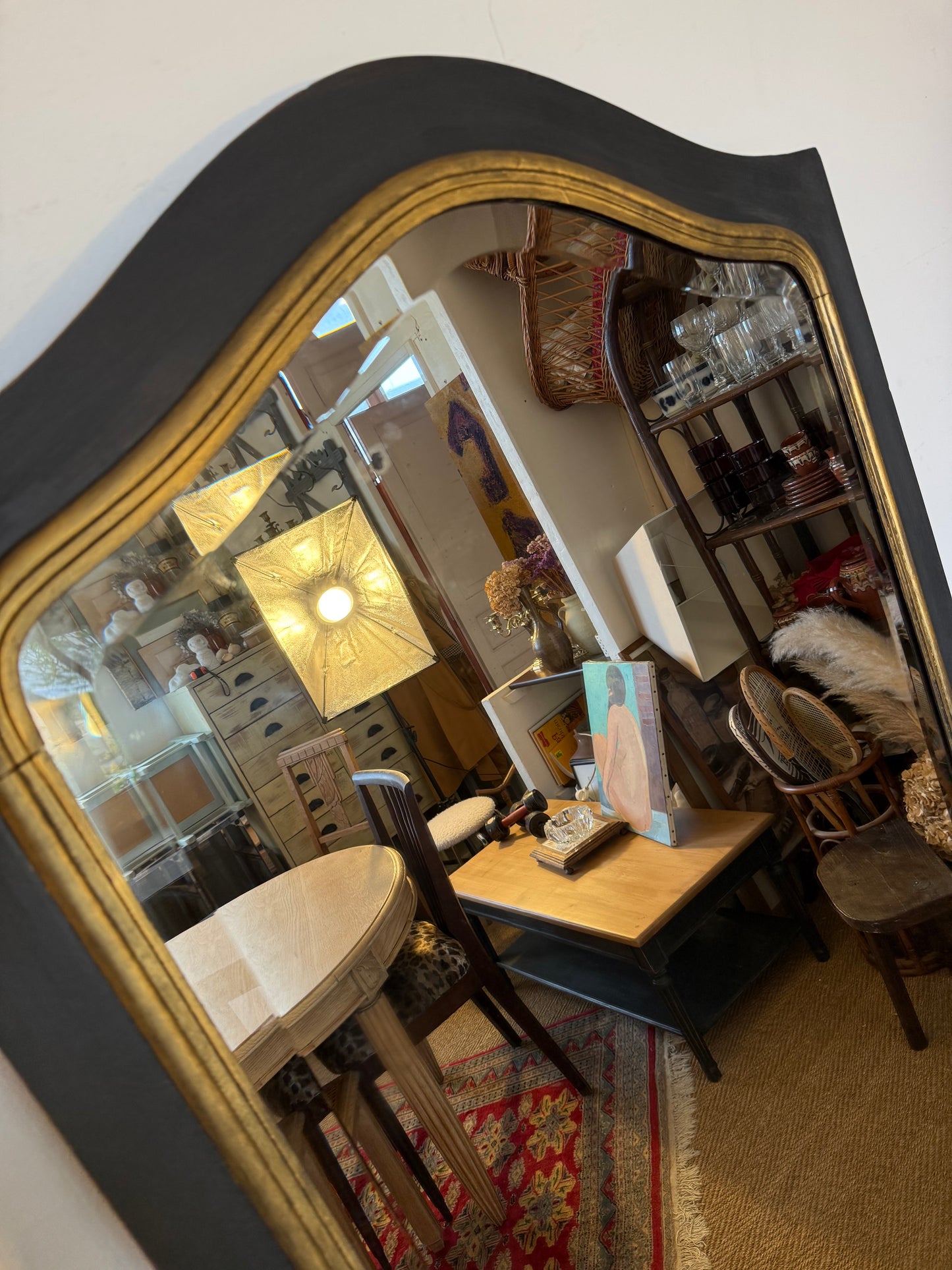 Grand miroir ancien en bois noir et doré