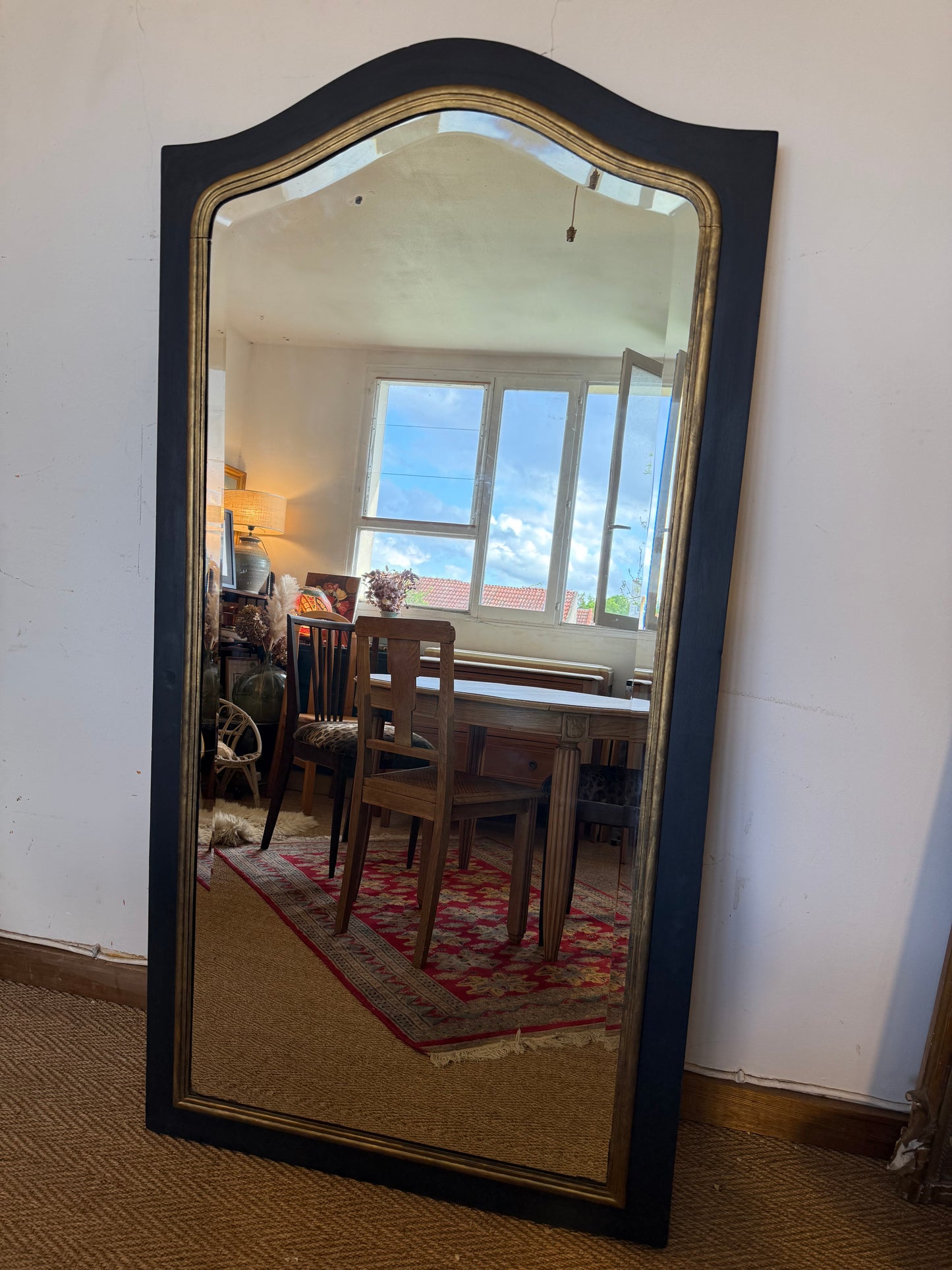 Grand miroir ancien en bois noir et doré