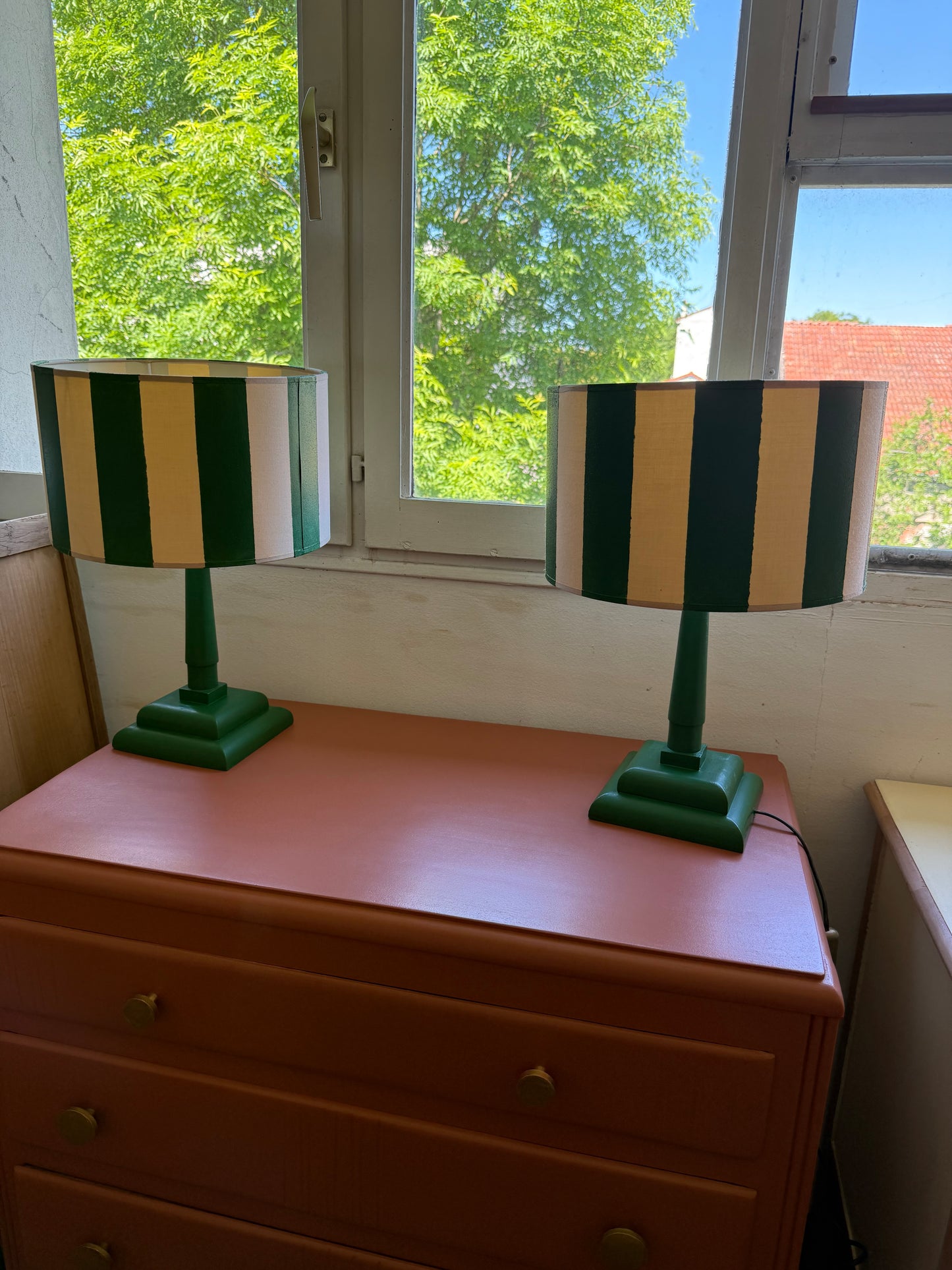 Paire de lampes de chevet vintage bois vert et abat jour rayé