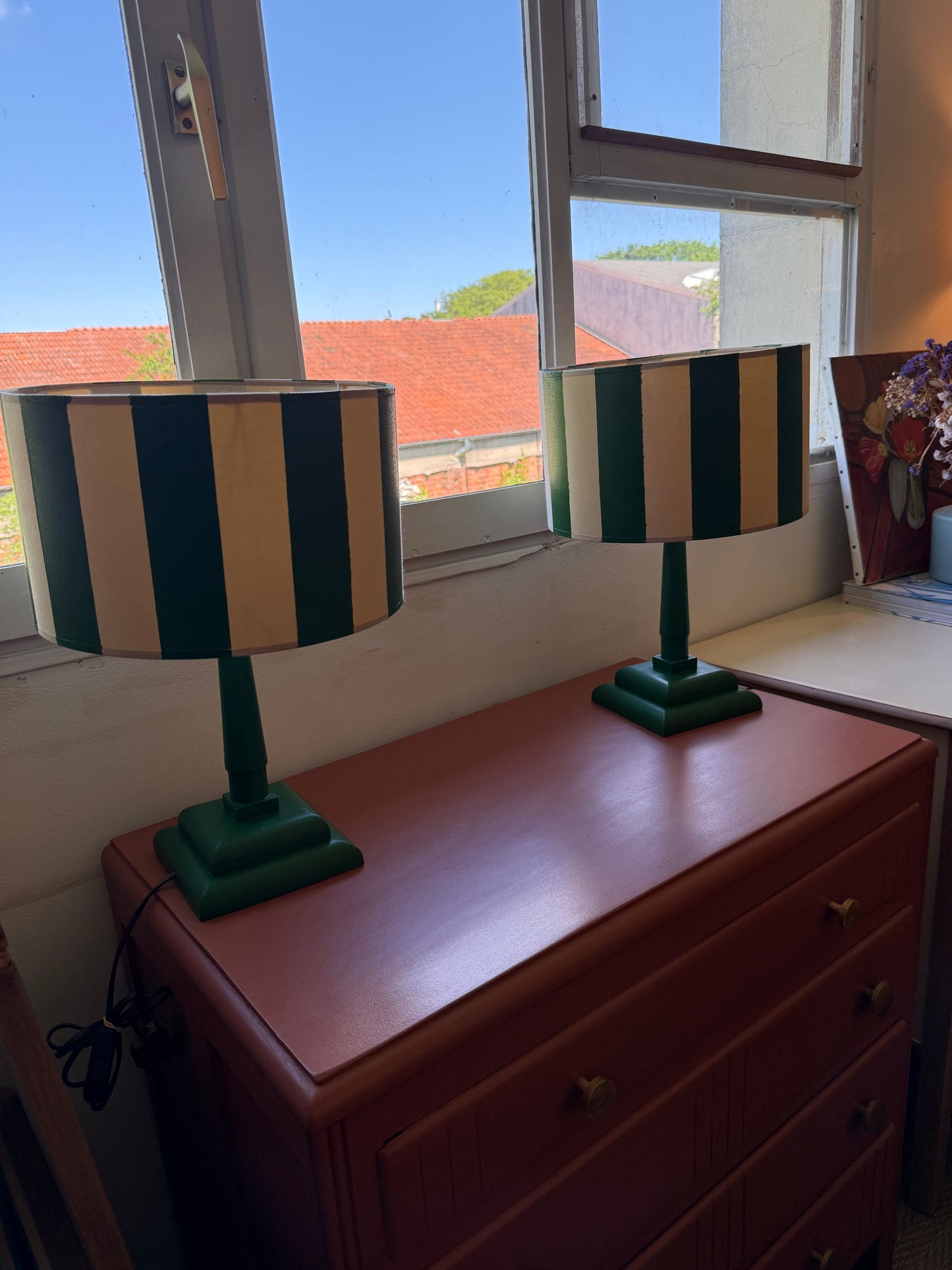 Paire de lampes de chevet vintage bois vert et abat jour rayé
