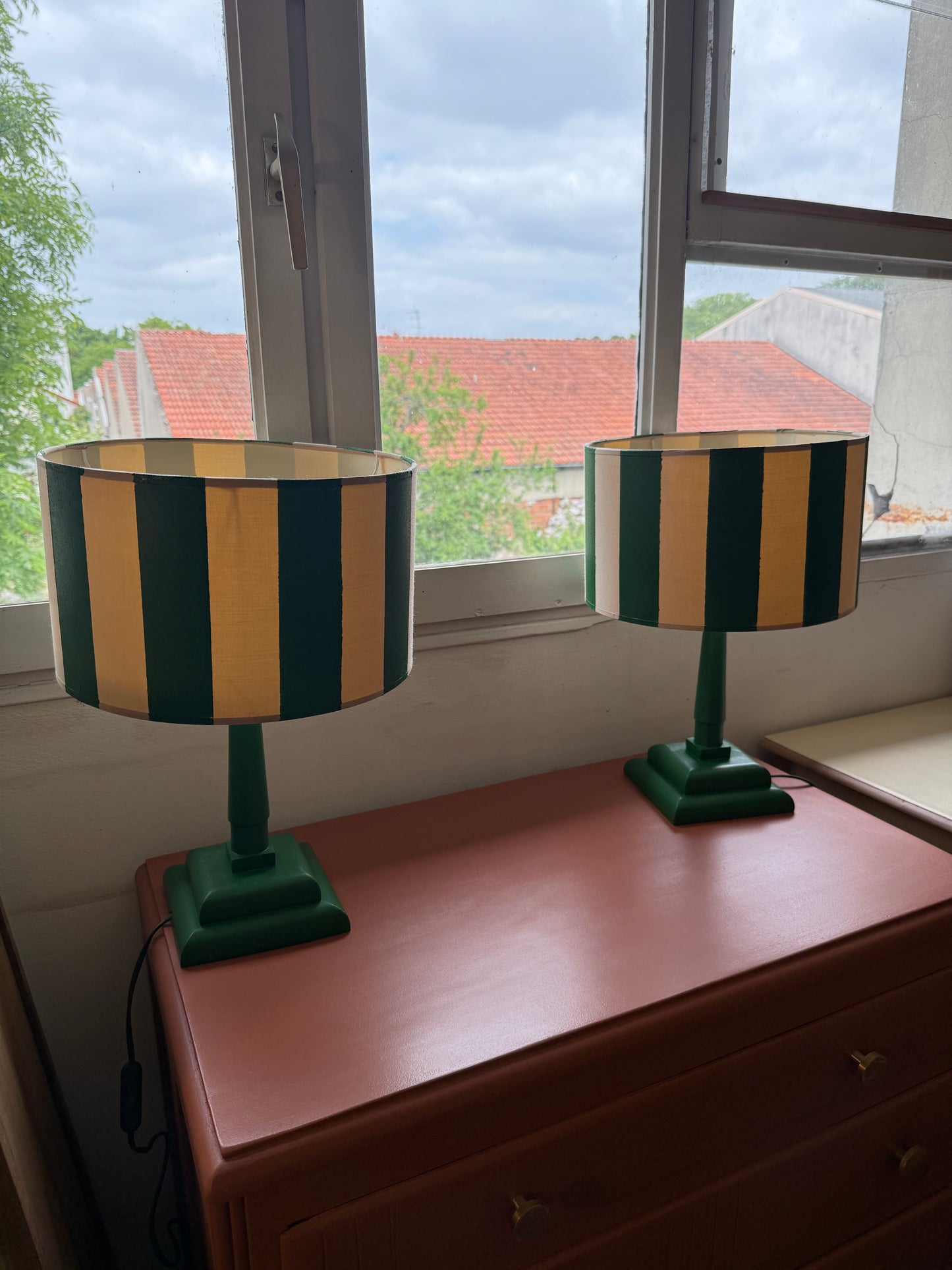 Paire de lampes de chevet vintage bois vert et abat jour rayé