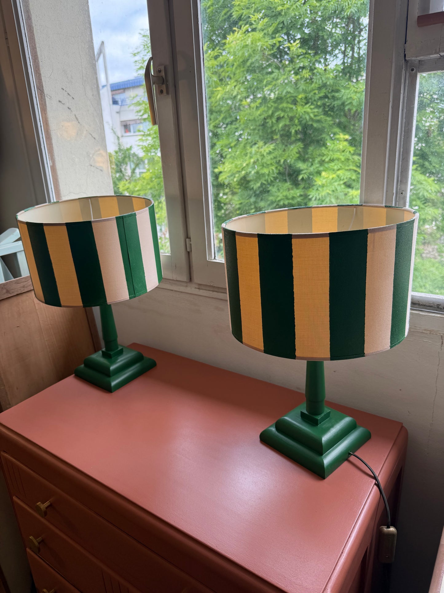 Paire de lampes de chevet vintage bois vert et abat jour rayé