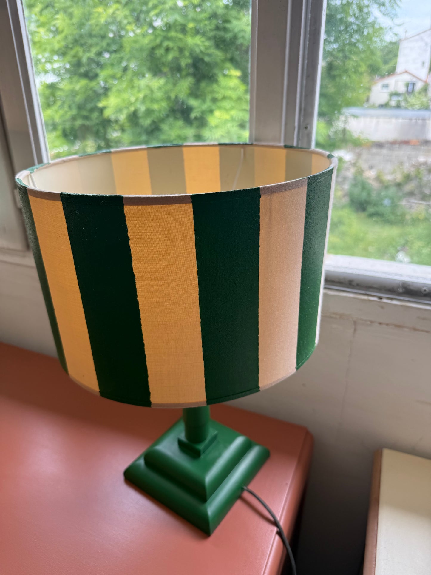 Paire de lampes de chevet vintage bois vert et abat jour rayé